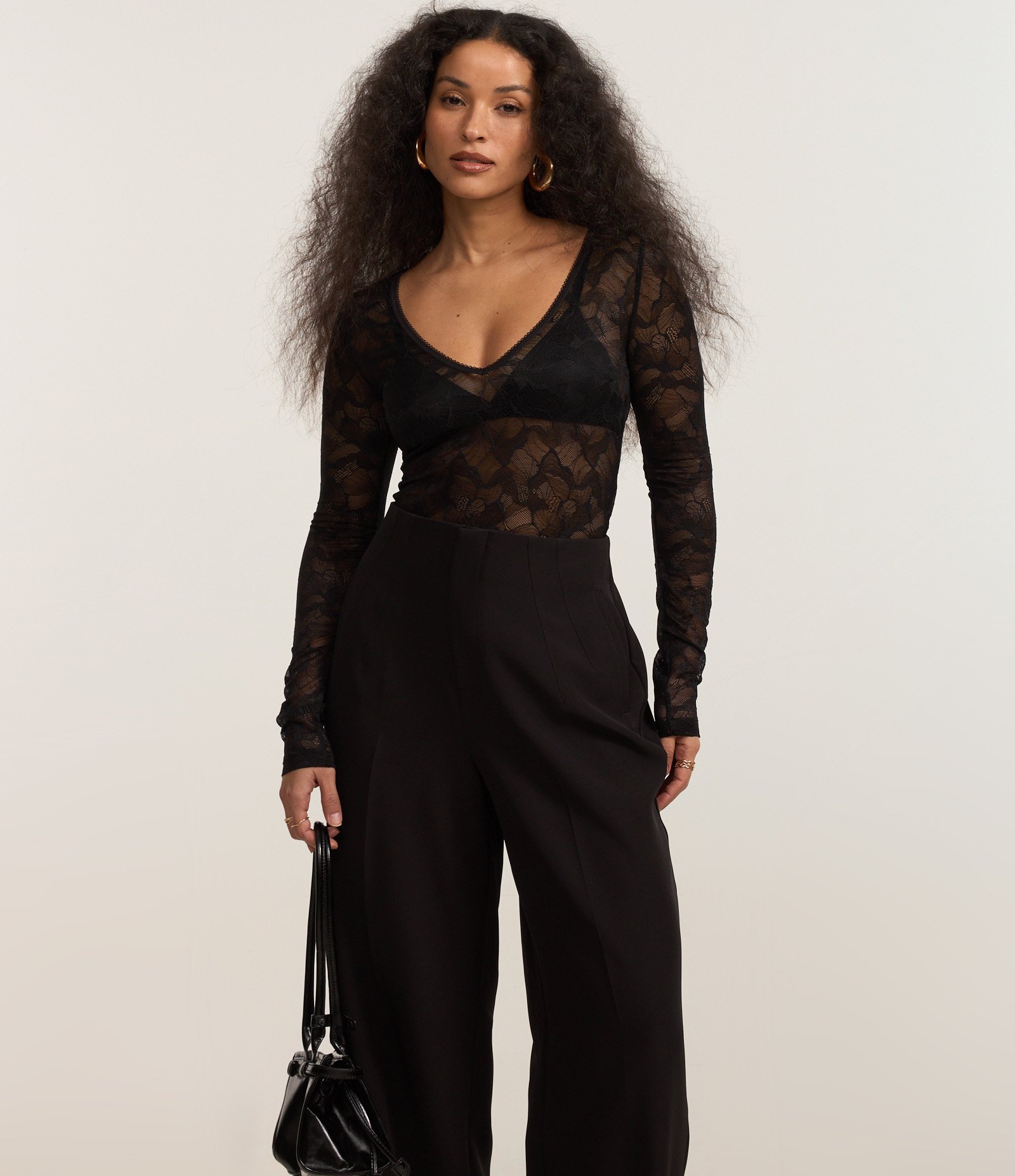 Calça Wide Leg em Alfaiataria e Recorte V nas Costas Preto 1