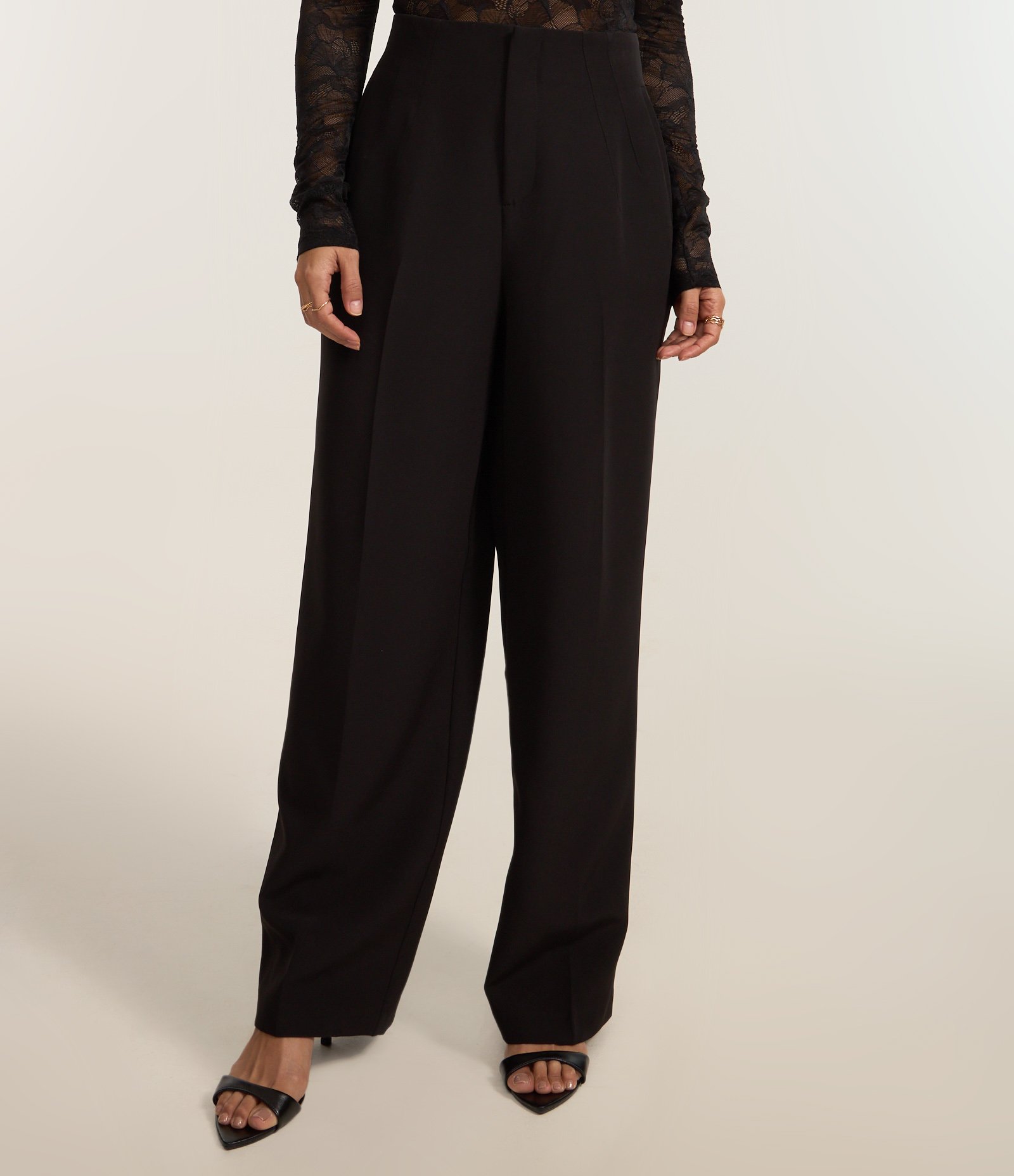 Calça Wide Leg em Alfaiataria e Recorte V nas Costas Preto 2