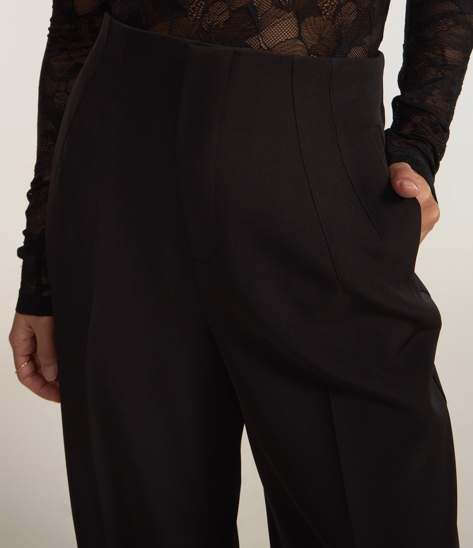 Calça Wide Leg em Alfaiataria e Recorte V nas Costas Preto 3