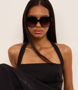 Óculos de Sol Quadrado com Detalhes de Metal