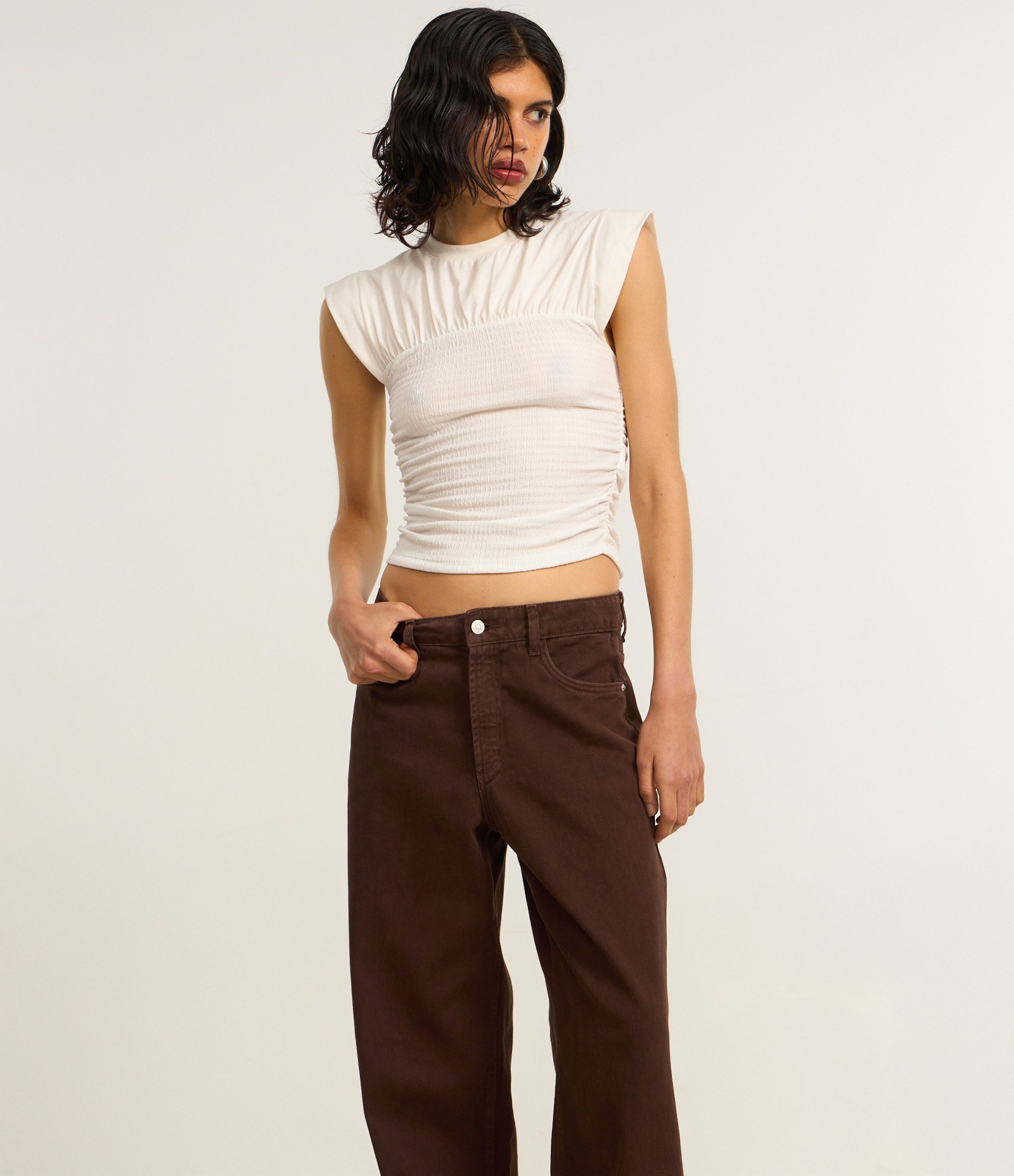 Calça Loose Cintura Baixa em Sarja com Bolsos Marrom 2