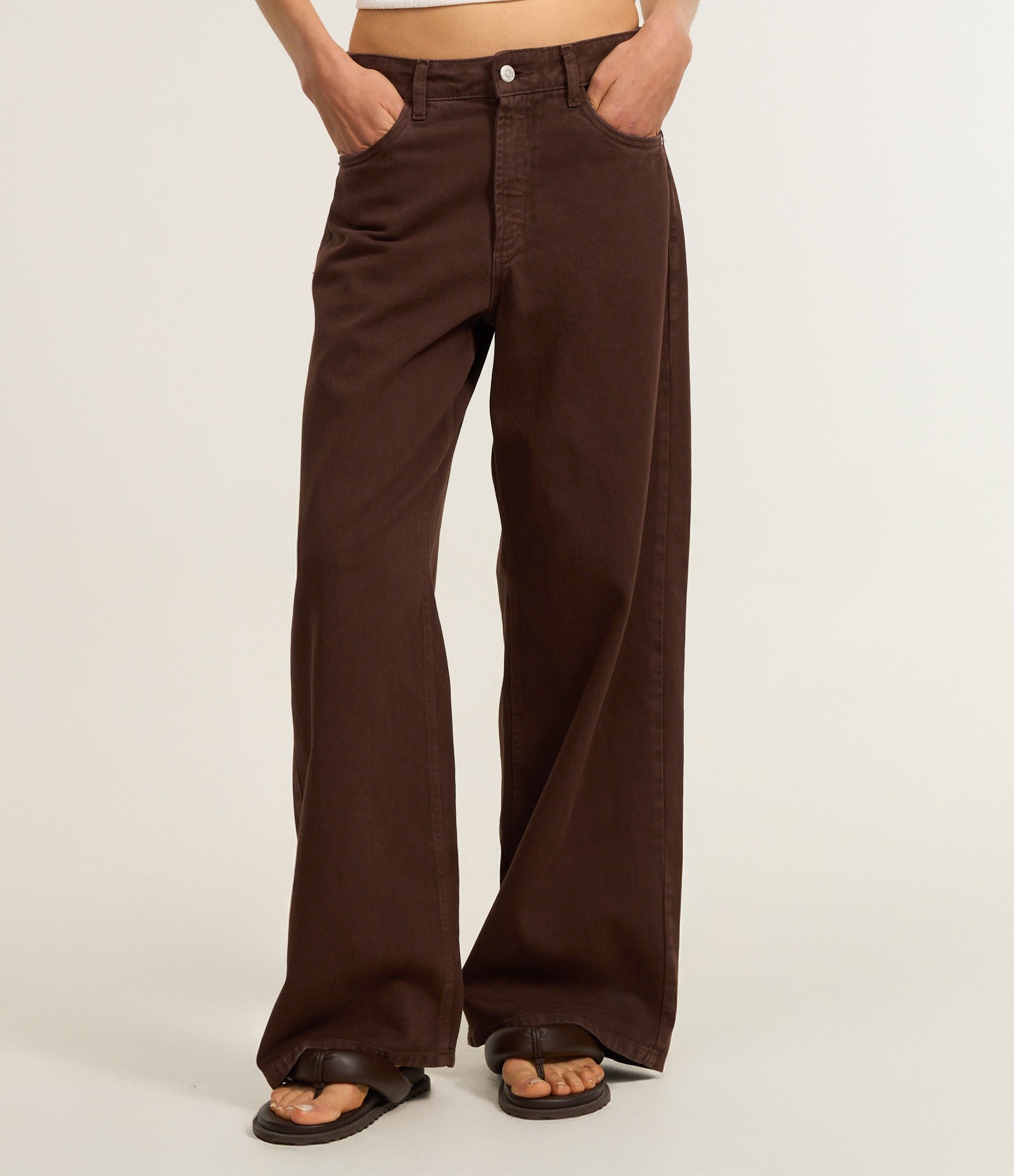 Calça Loose Cintura Baixa em Sarja com Bolsos Marrom 3