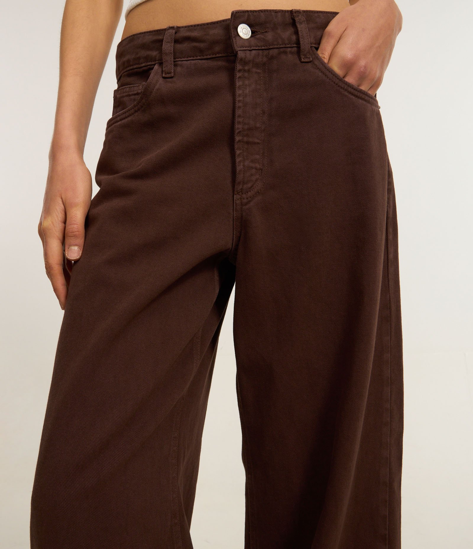 Calça Loose Cintura Baixa em Sarja com Bolsos Marrom 4