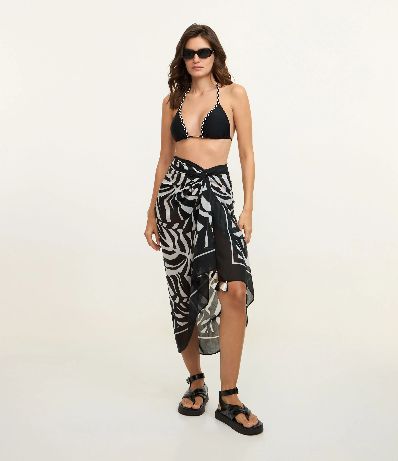 Canga Retangular em Chiffon com Estampa de Folhagem Bicolor e Saquinho Preto/Branco 1