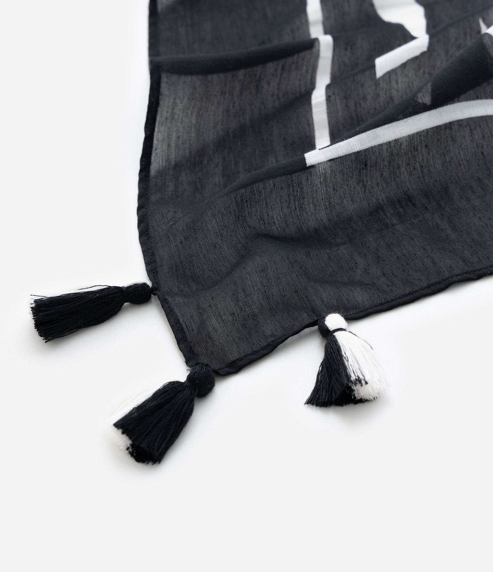 Canga Retangular em Chiffon com Estampa de Folhagem Bicolor e Saquinho Preto/Branco 3