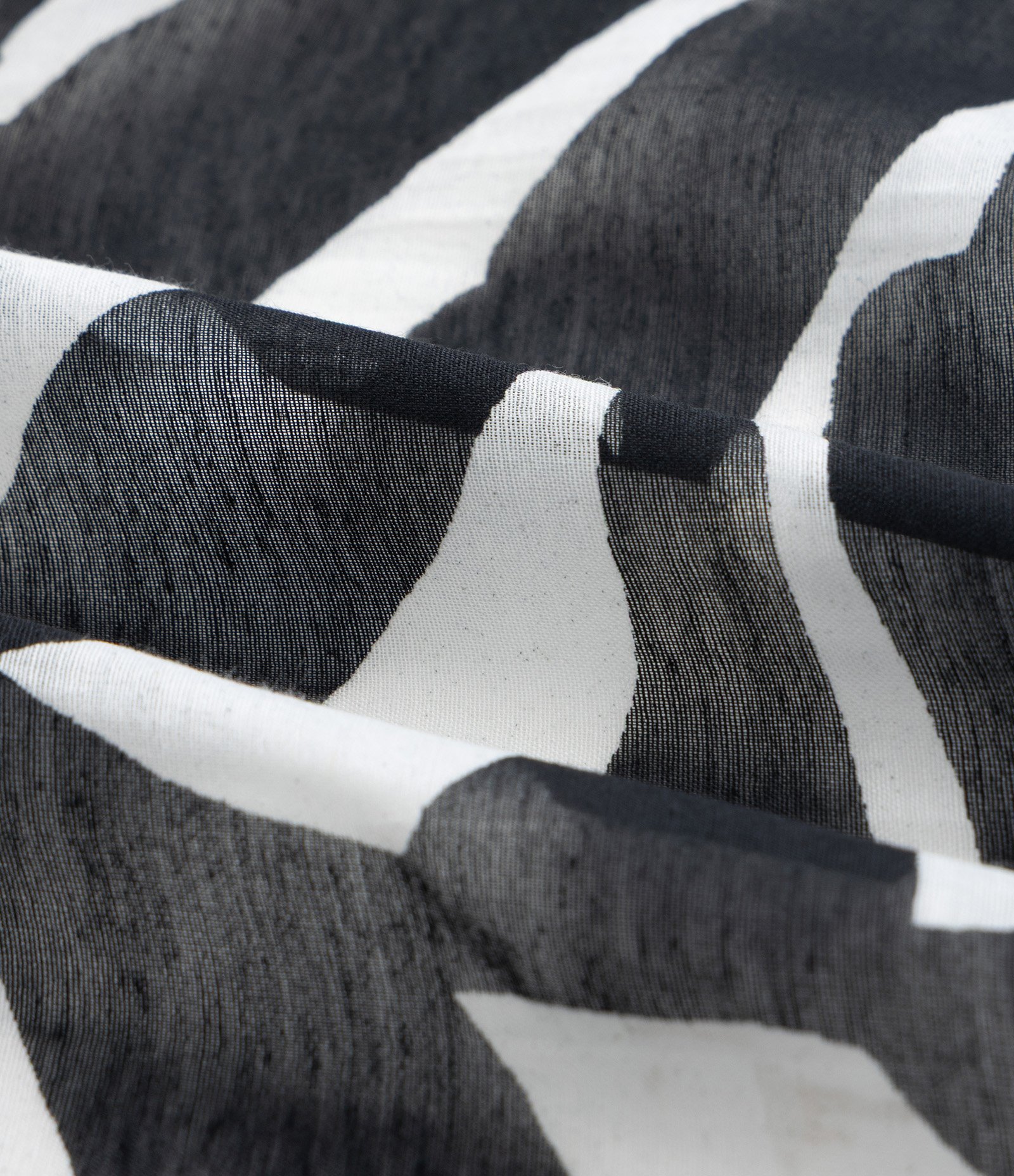 Canga Retangular em Chiffon com Estampa de Folhagem Bicolor e Saquinho Preto/Branco 4