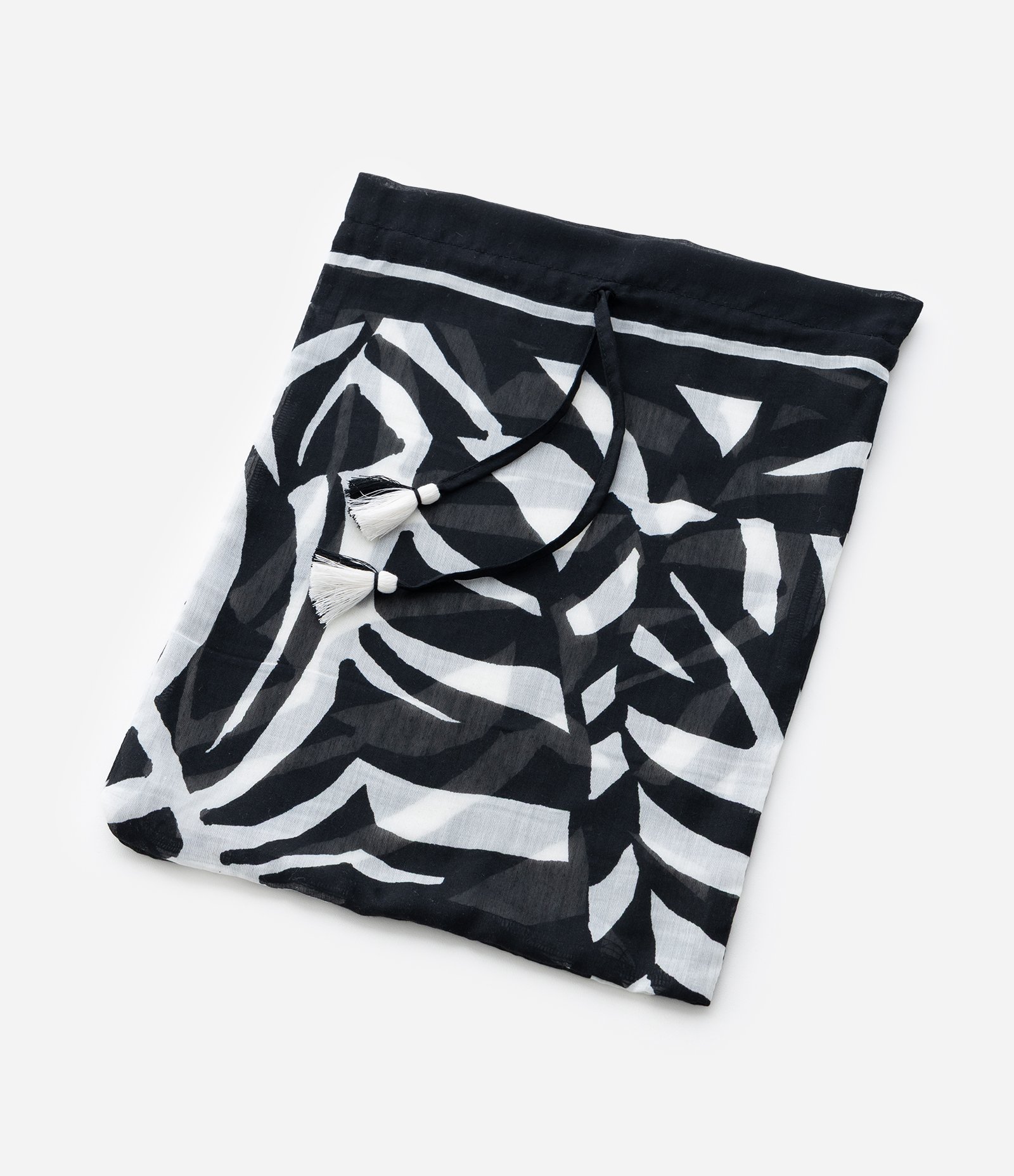 Canga Retangular em Chiffon com Estampa de Folhagem Bicolor e Saquinho Preto/Branco 5