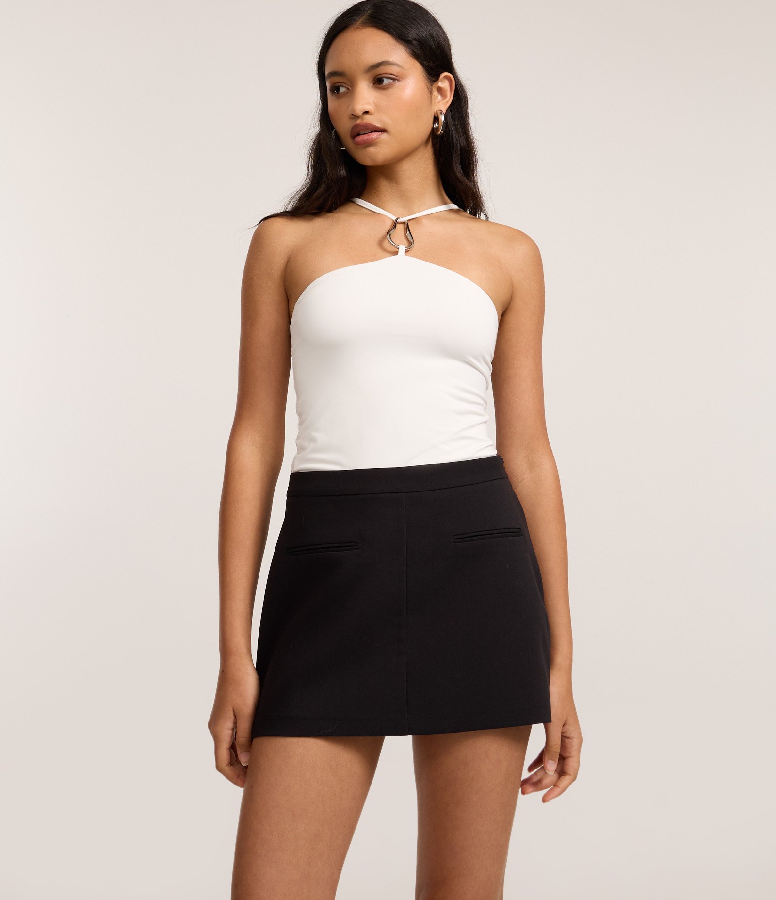 Short Saia Ajustado Alfaiatado com Mini Bolsos Preto 2