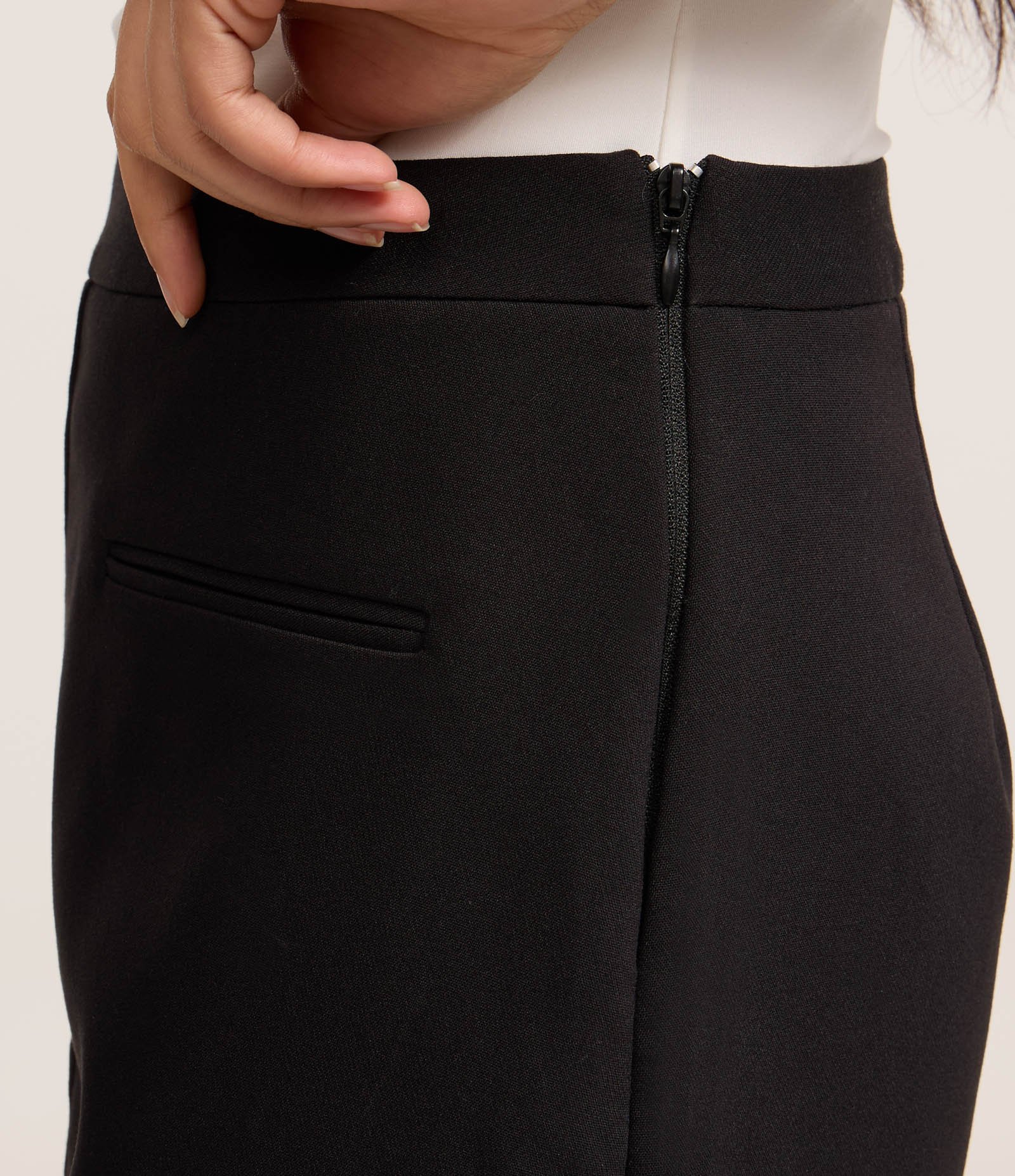 Short Saia Ajustado Alfaiatado com Mini Bolsos Preto 4