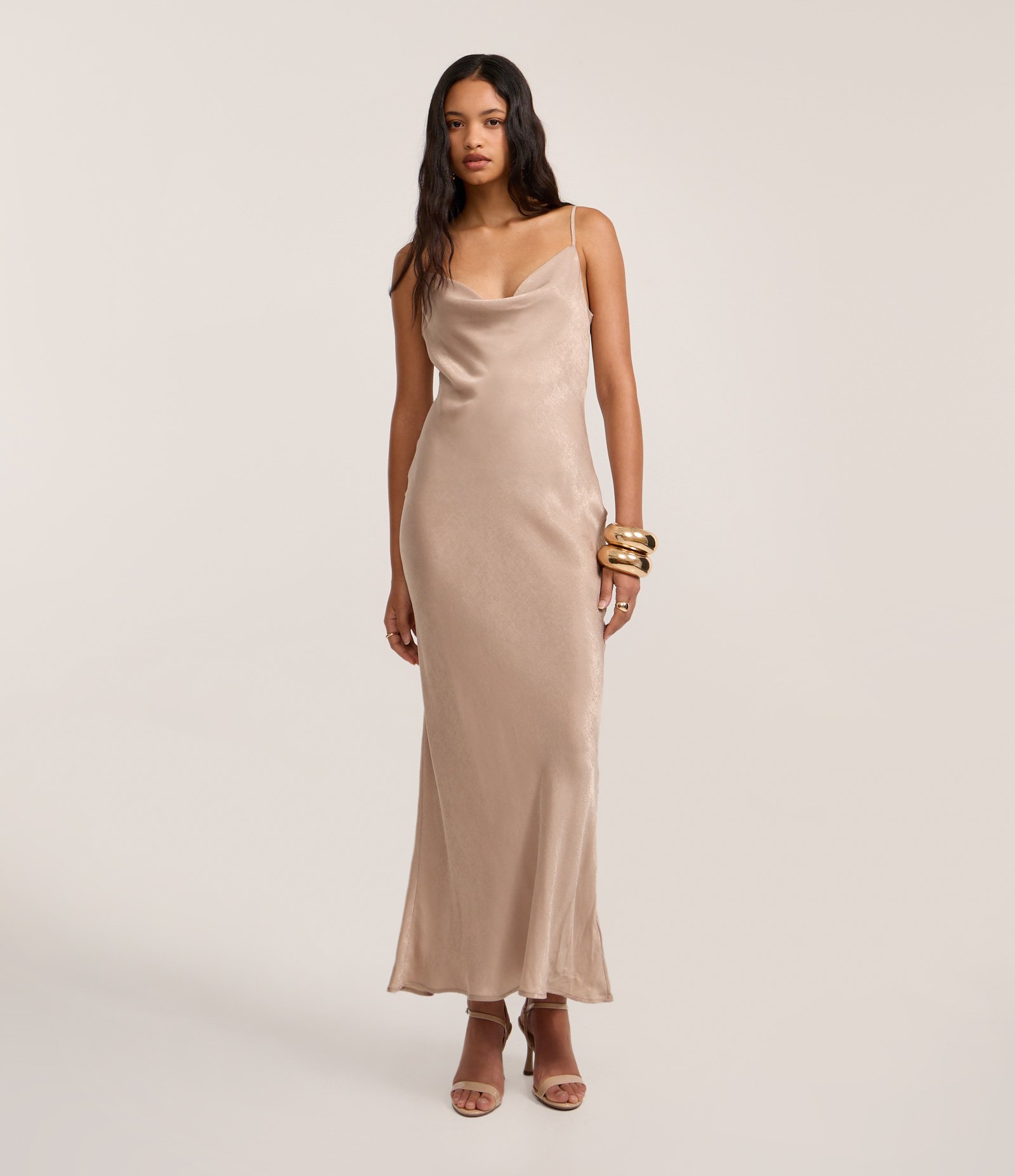 Vestido Midi em Cetim Texturizado com Decote Degagê Bege 1