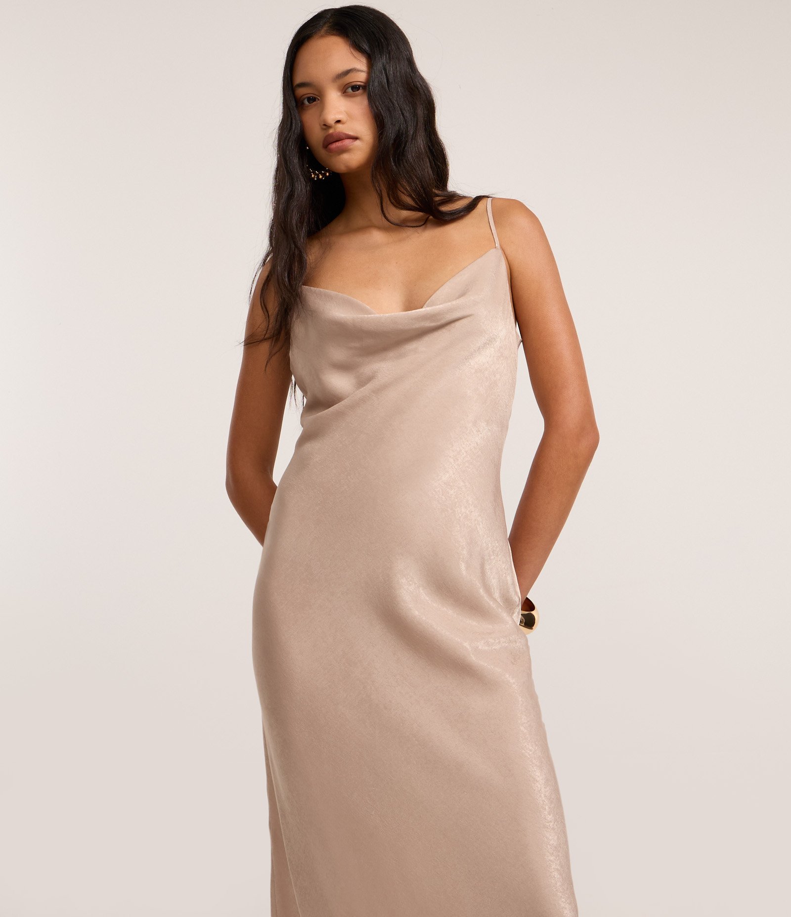 Vestido Midi em Cetim Texturizado com Decote Degagê Bege 2