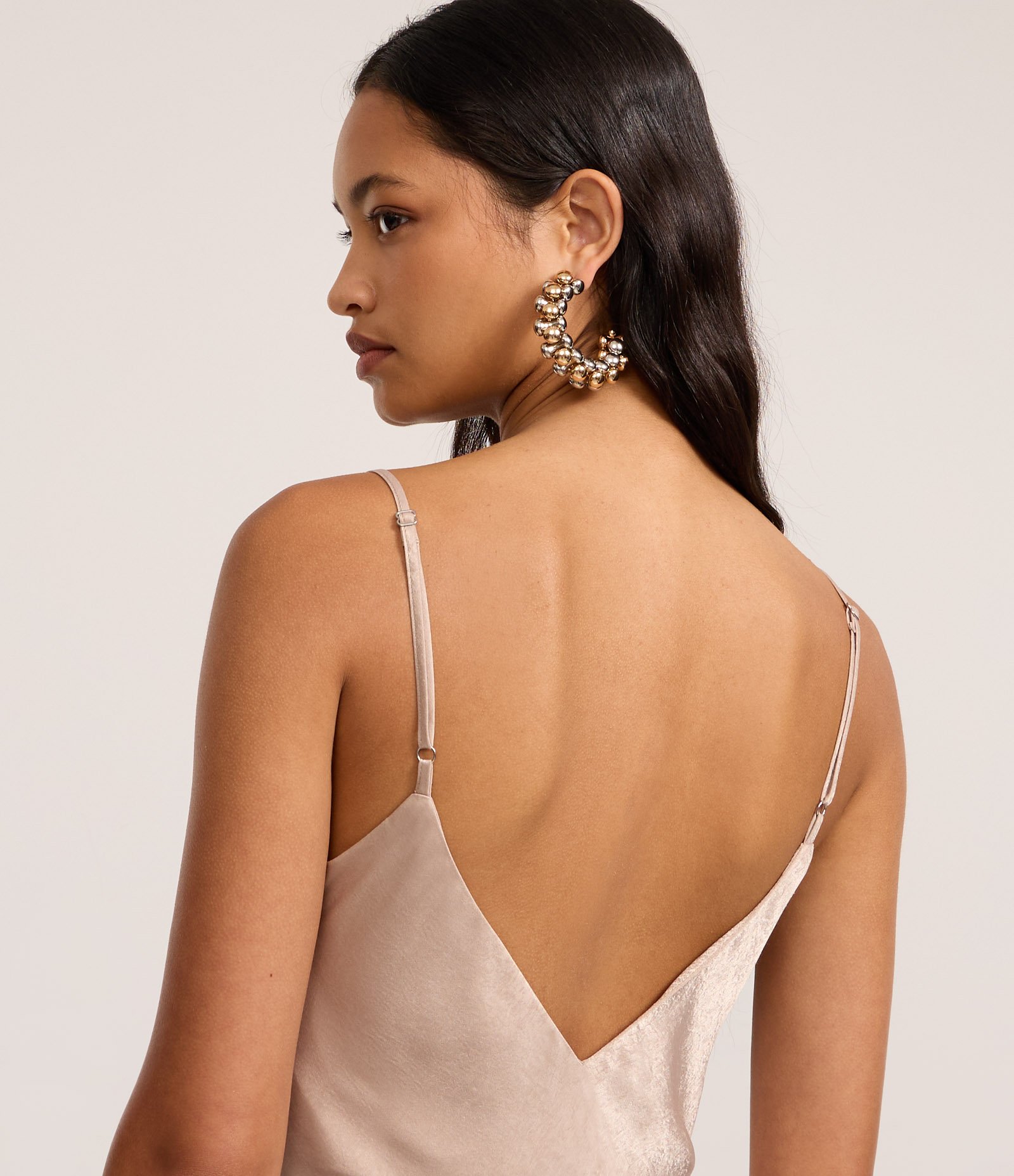 Vestido Midi em Cetim Texturizado com Decote Degagê Bege 3