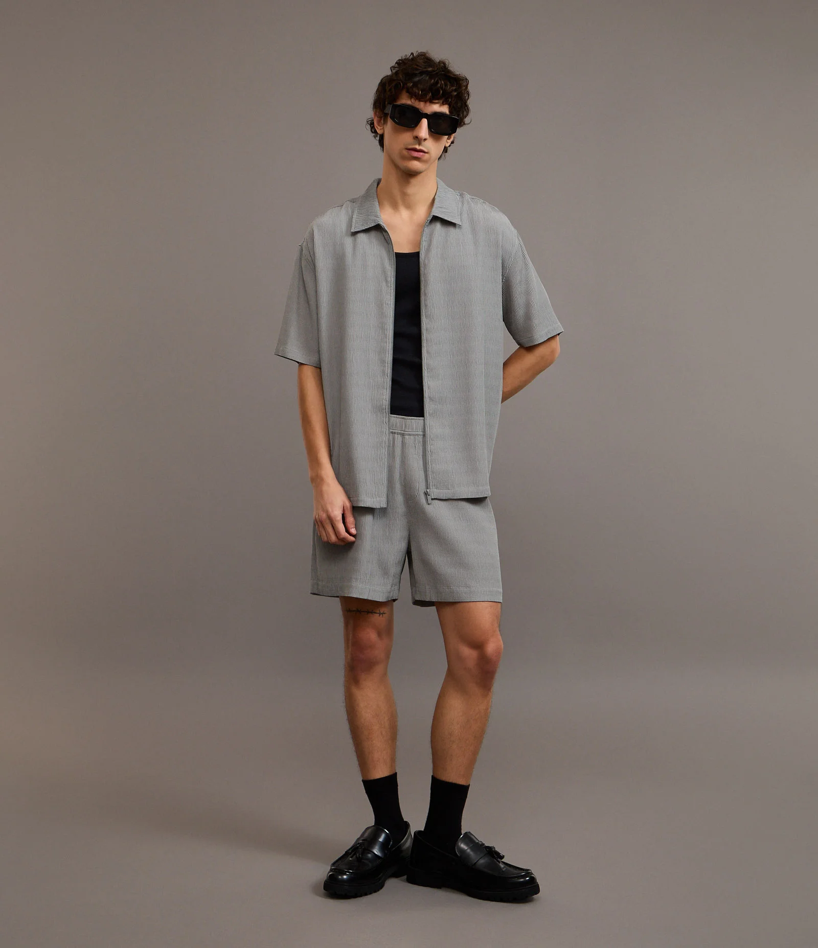 Camisa Boxy Texturizada com Fechamento em Zíper Cinza 2