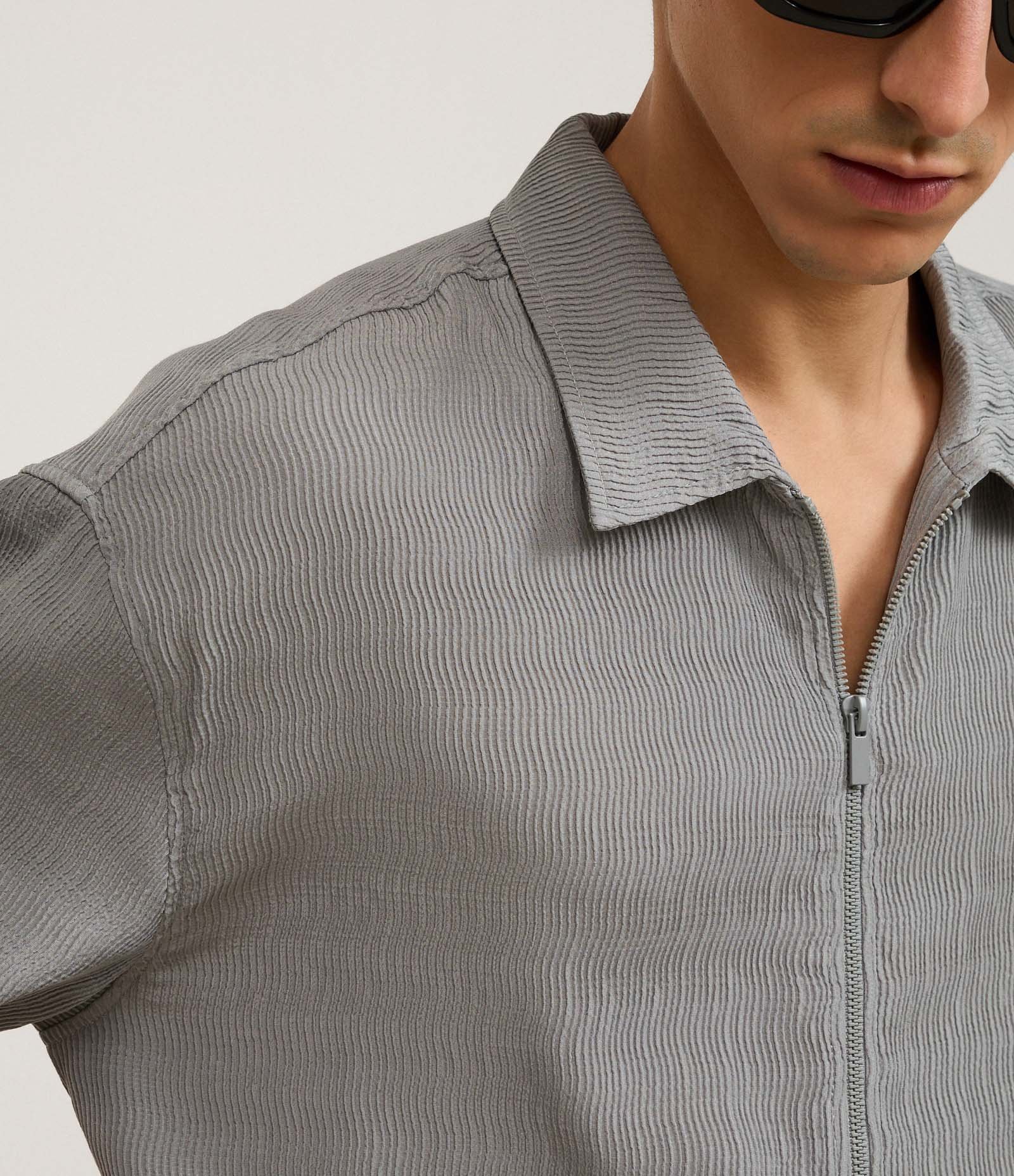 Camisa Boxy Texturizada com Fechamento em Zíper Cinza 3