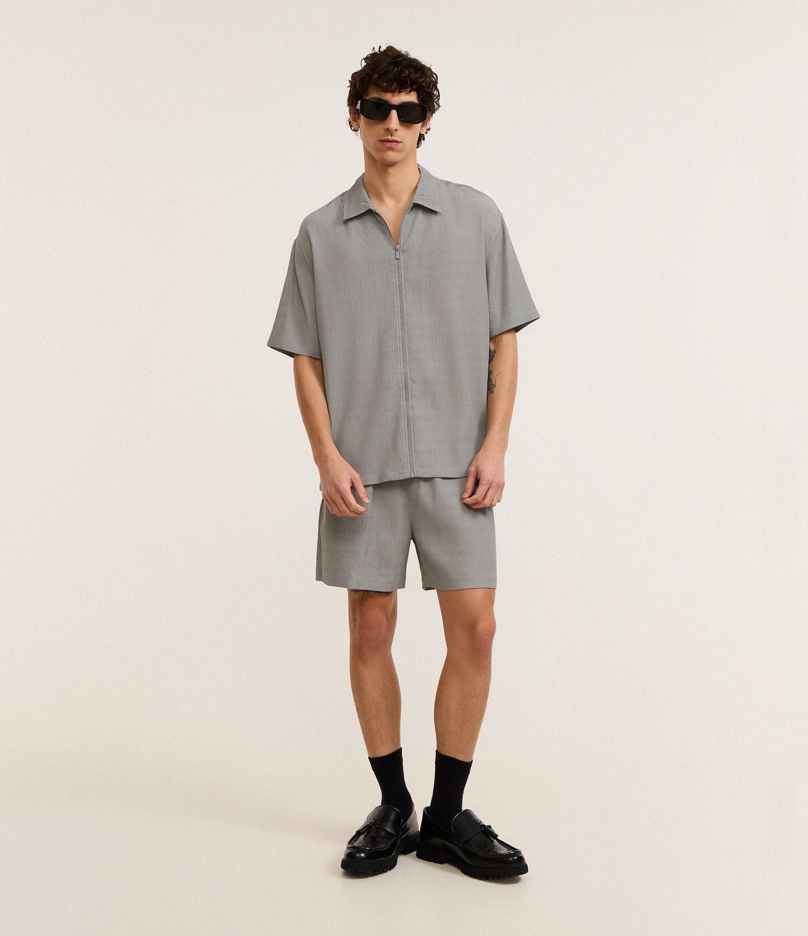 Camisa Boxy Texturizada com Fechamento em Zíper Cinza 4