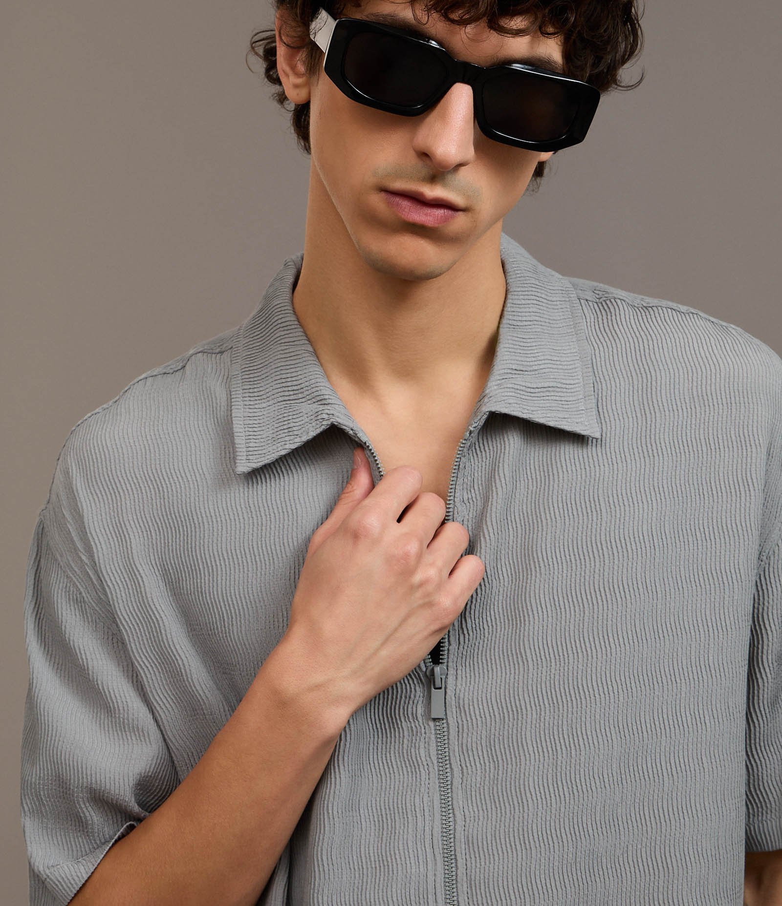 Camisa Boxy Texturizada com Fechamento em Zíper Cinza 5