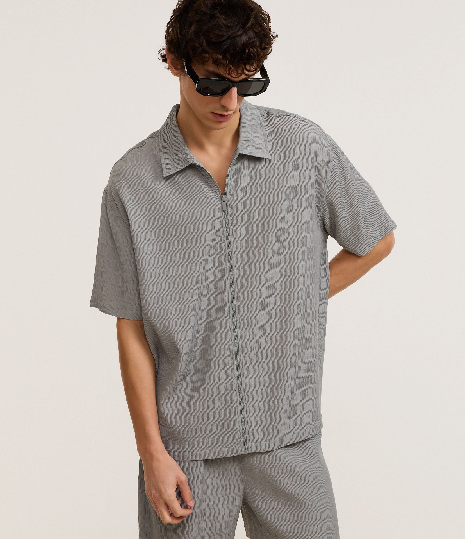 Camisa Boxy Texturizada com Fechamento em Zíper Cinza 6