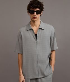 Camisa Boxy Texturizada com Fechamento em Zíper