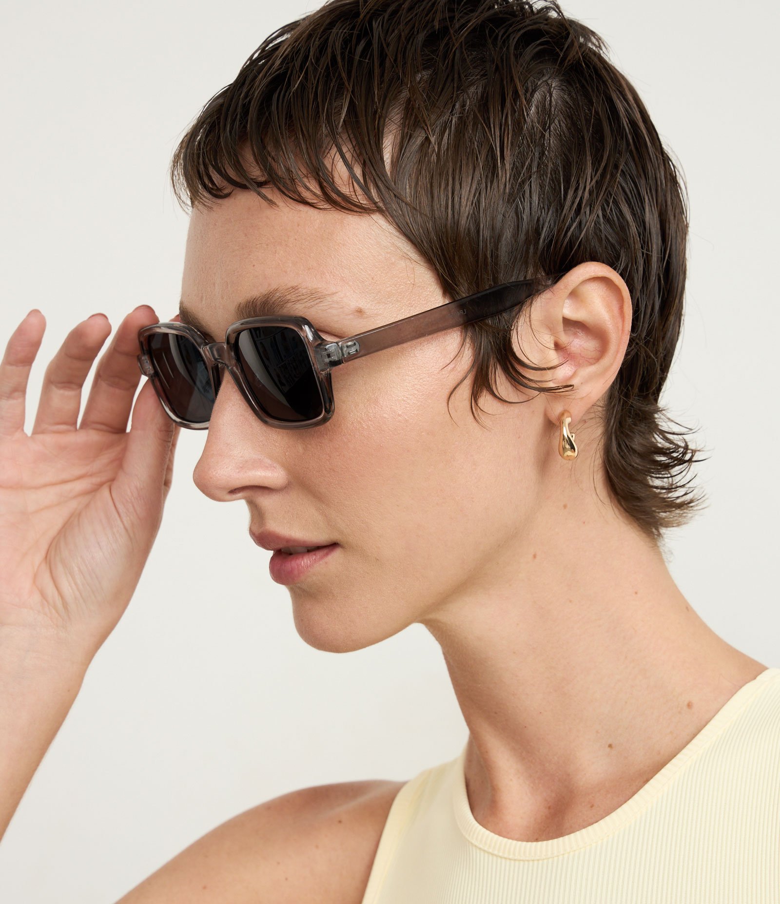 Óculos Quadrado com Lentê Fumê e Haste Transparente Cinza 5