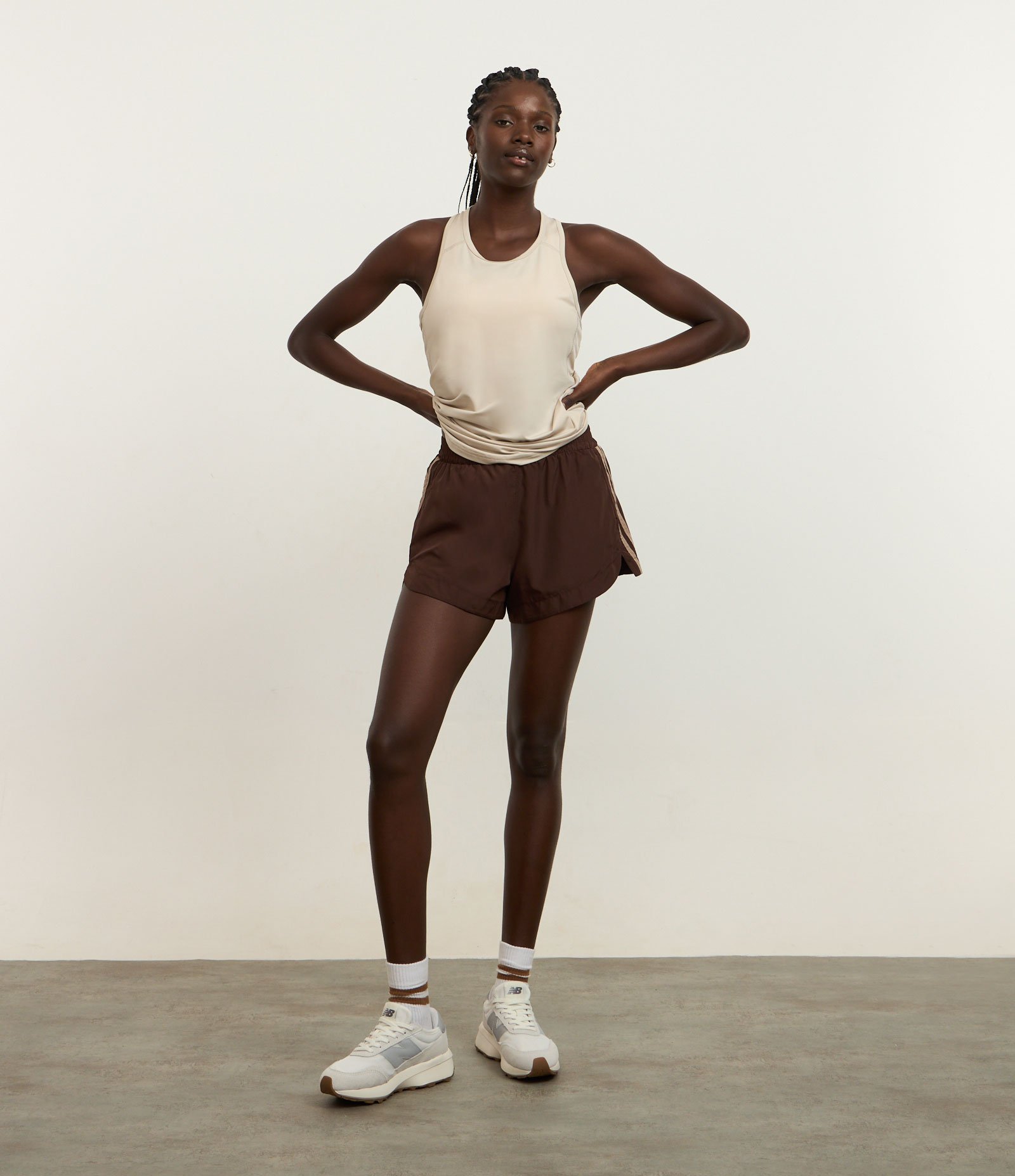 Bermuda Runner Esportiva com Listras Laterais Marrom 1