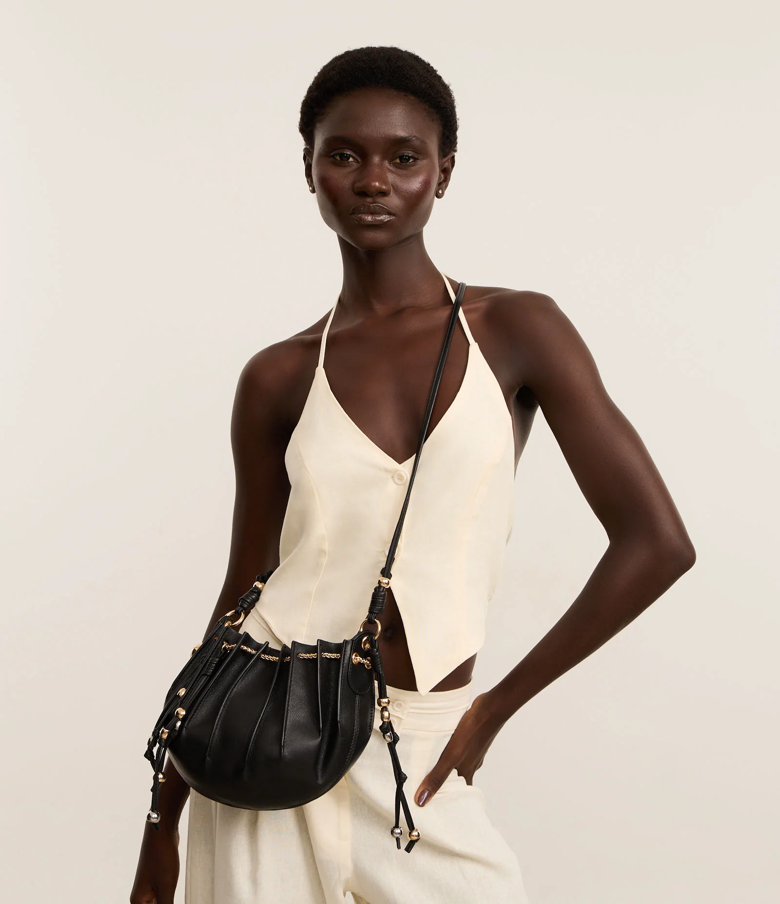 Bolsa Bucket Pequena Fechamento de Saco com Detalhes em Metal Boho Romântico Off White 1