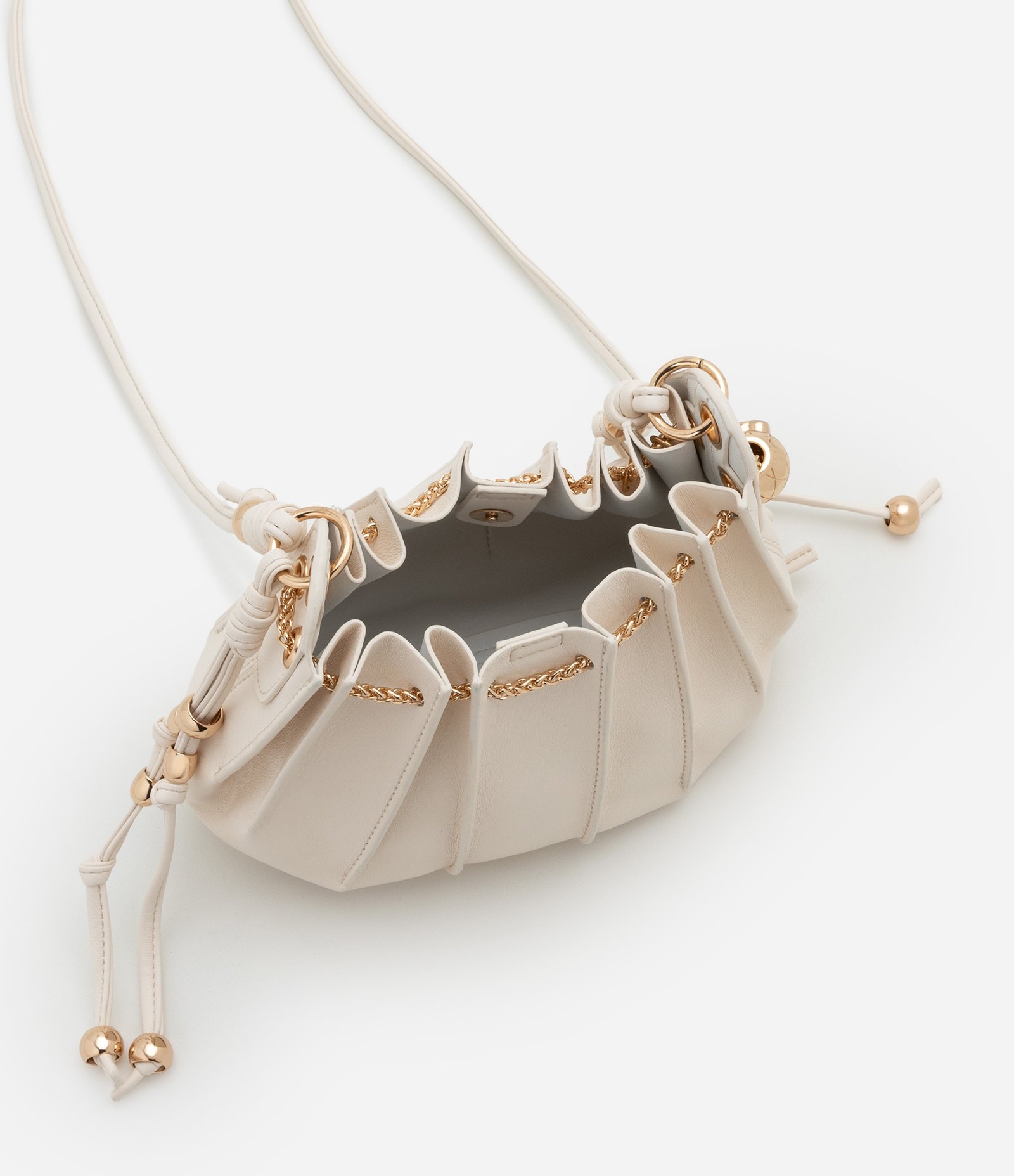 Bolsa Bucket Pequena Fechamento de Saco com Detalhes em Metal Boho Romântico Off White 4