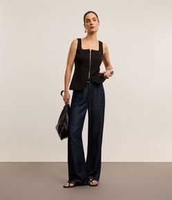 Blusa Alfaiatada com Decote Quadrado e Barra Arredondada