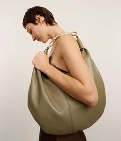Bolsa Hobo Grande com Detalhe de Metal na Alça Boho Romântico