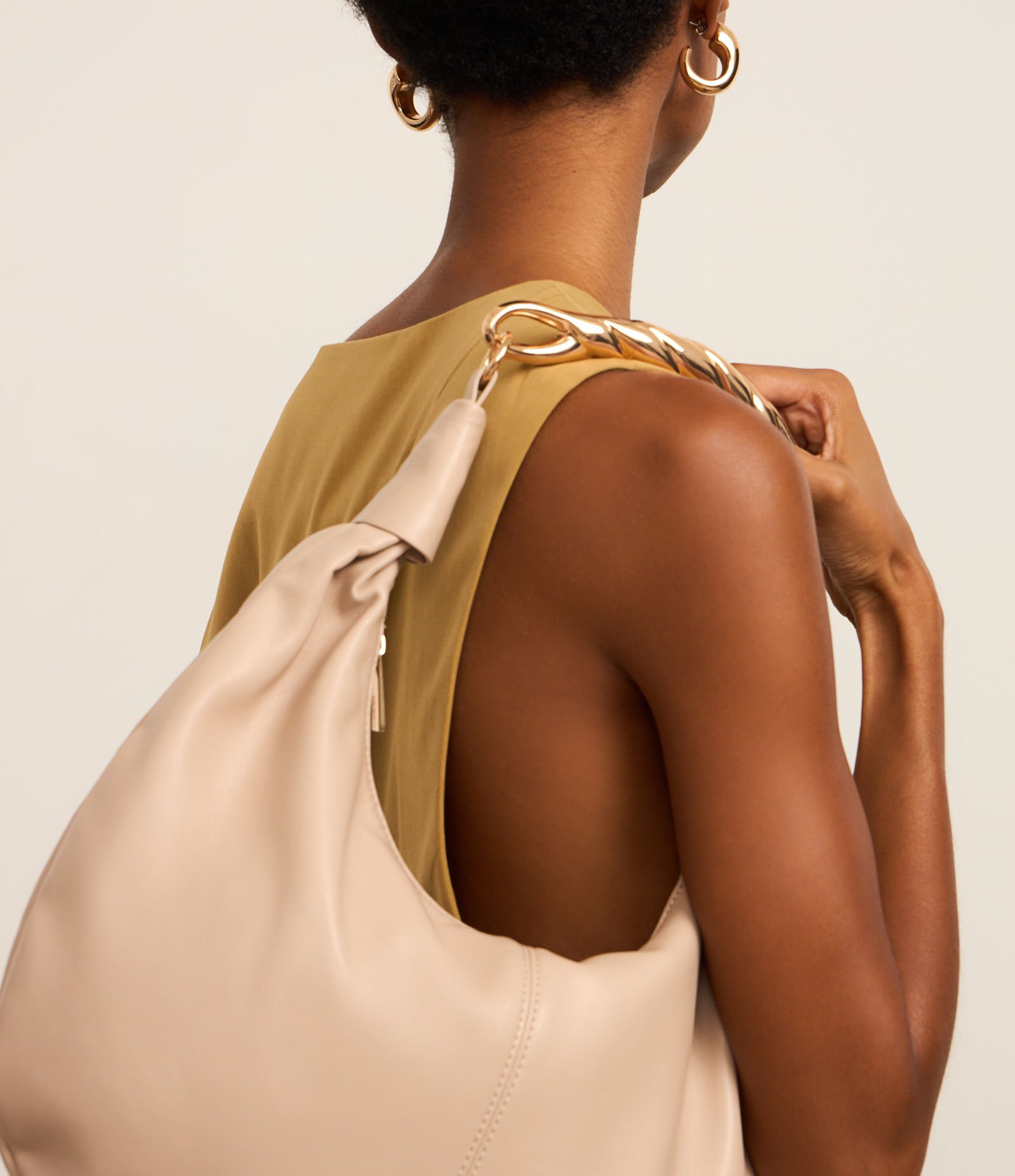 Bolsa Hobo Grande com Detalhe de Metal na Alça Boho Romântico Bege 8