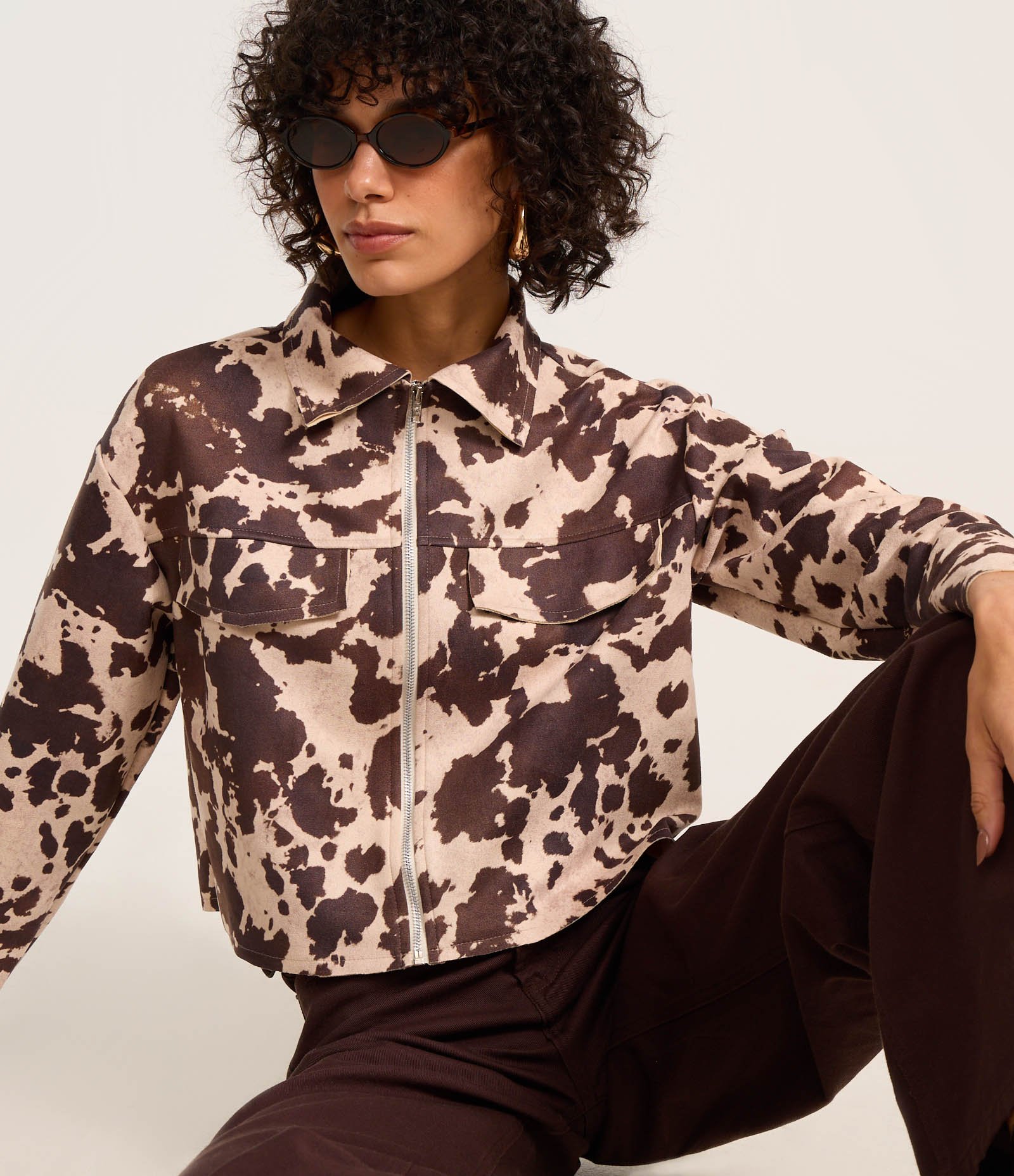 Jaqueta em Suede com Bolso Fake e Estampa Animal Print Bege 1