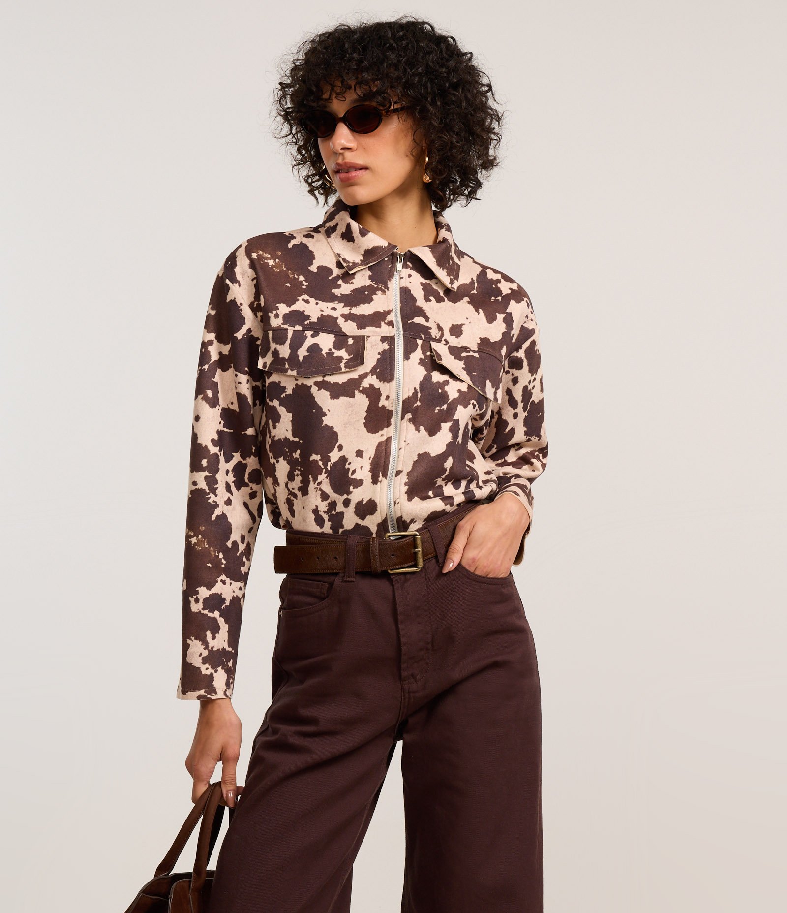 Jaqueta em Suede com Bolso Fake e Estampa Animal Print Bege 3