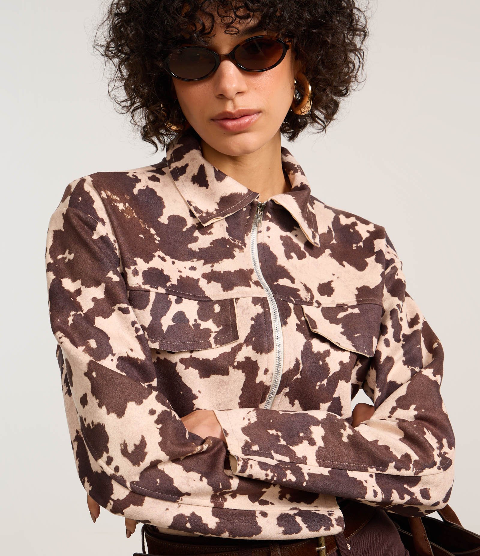 Jaqueta em Suede com Bolso Fake e Estampa Animal Print Bege 4