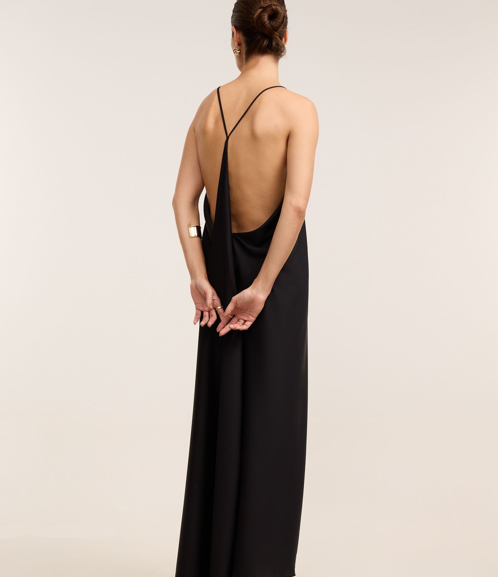 Vestido Longo em Cetim Texturizado e Costas Abertas Preto 4