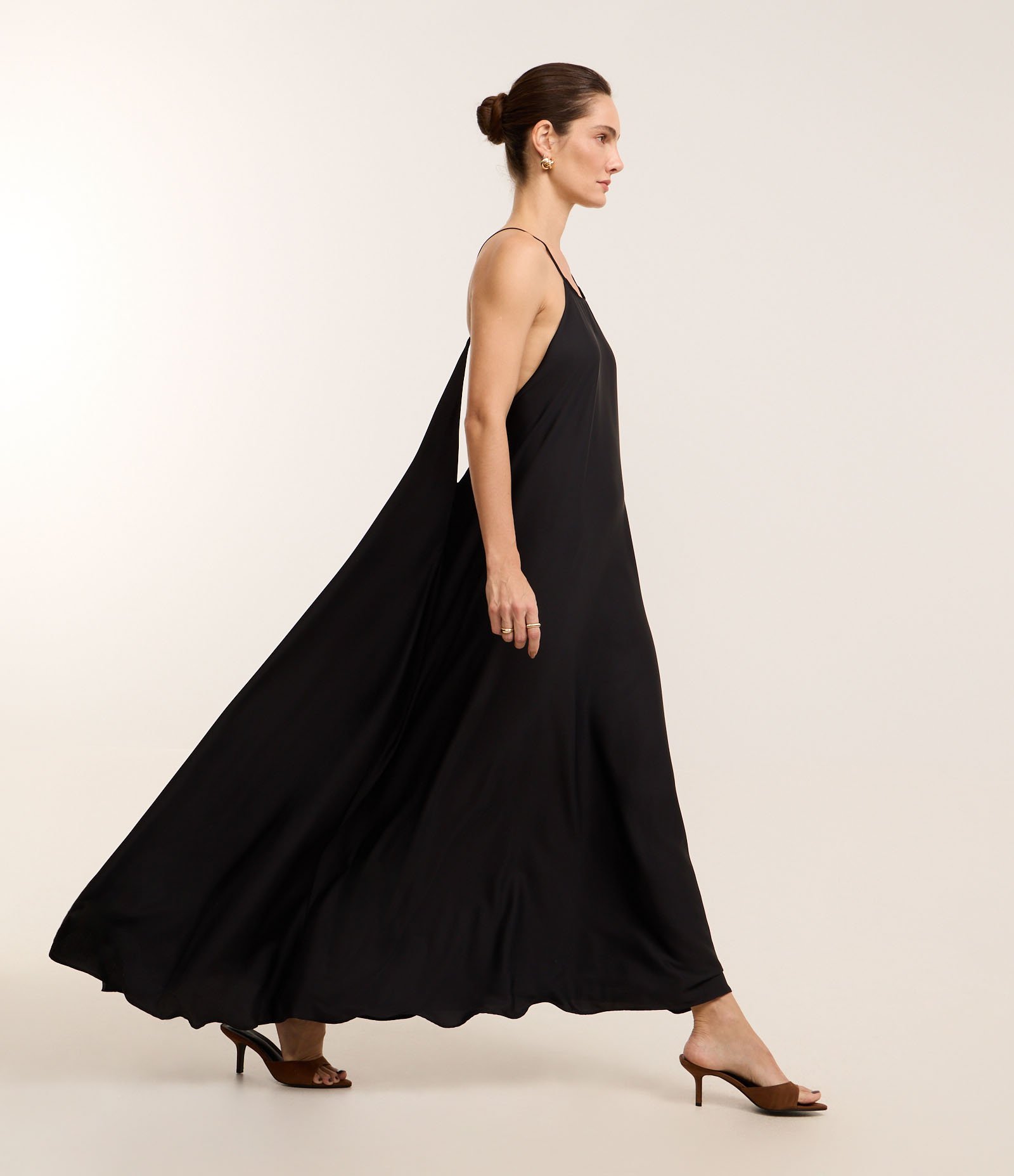 Vestido Longo em Cetim Texturizado e Costas Abertas Preto 6