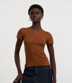 Blusa em Ribana com Botões na Gola