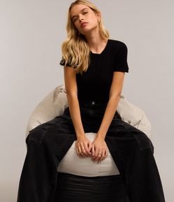 Blusa em Ribana com Botões na Gola