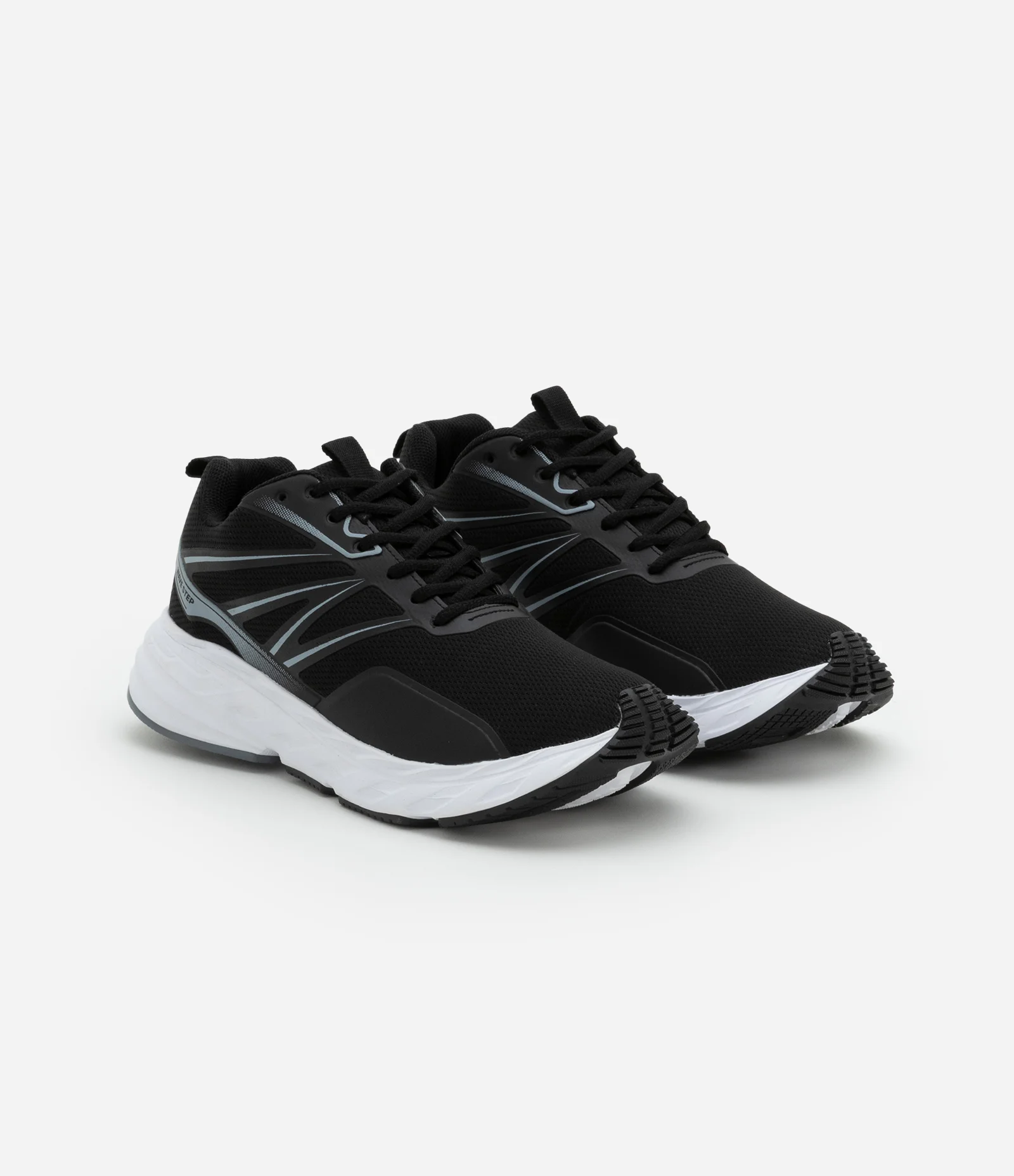 Tênis Esportivo Corrido em Material Sintético com Recortes Preto 2