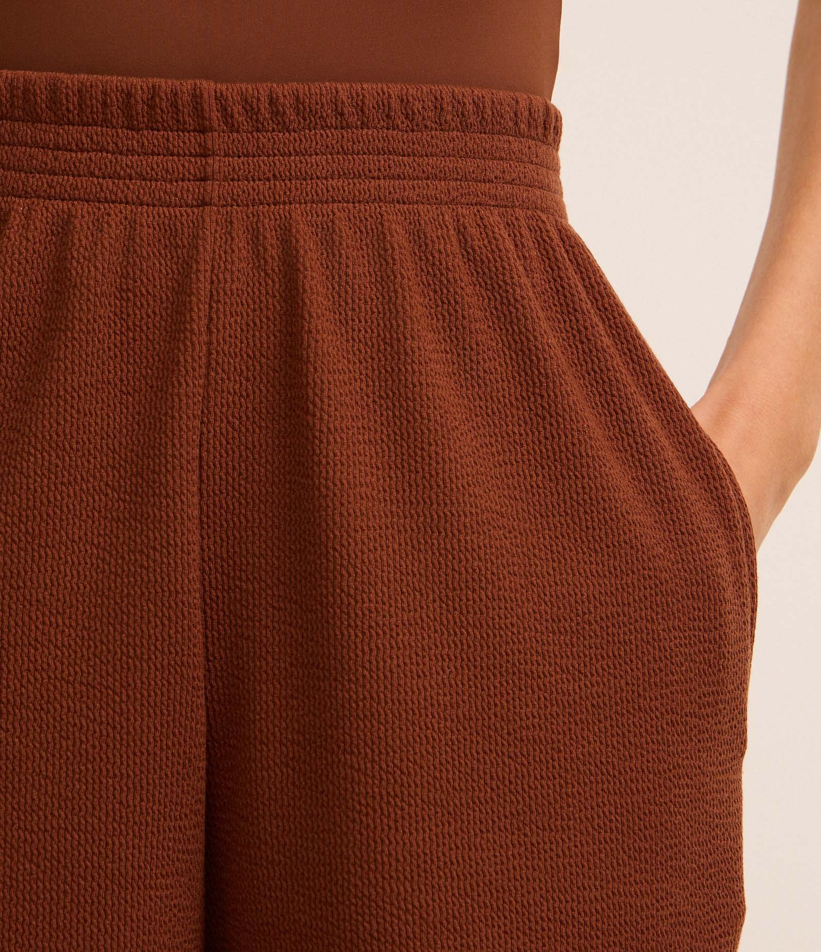 Short em Ribana com Bolsos Laterais Marrom 3