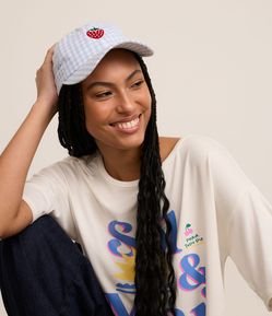 Boné Aba Curva em Flanela com Estampa Xadrez Vichy e Bordado Morango