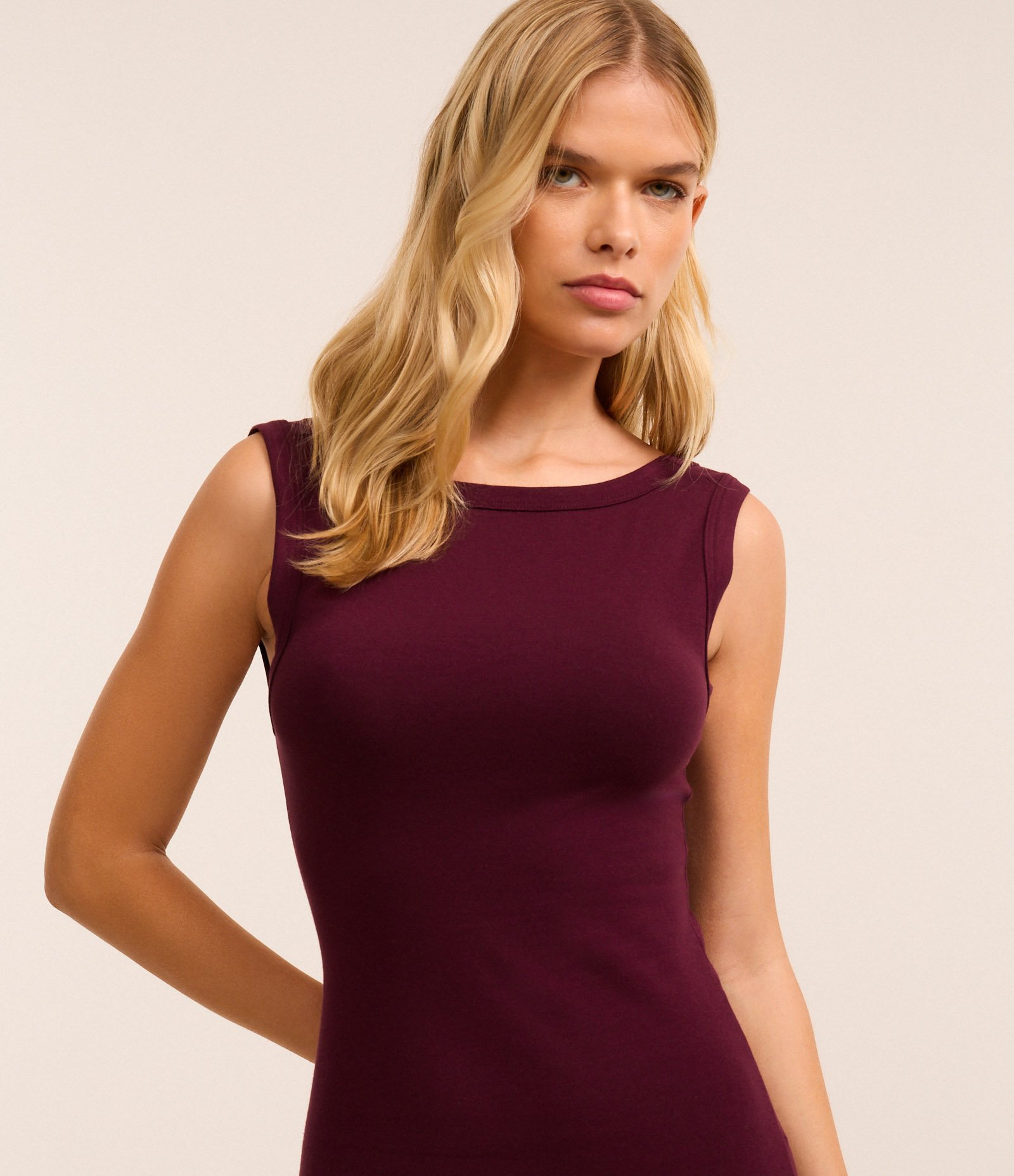 Vestido Longo em Ribana com Decote Halter nas Costas 4