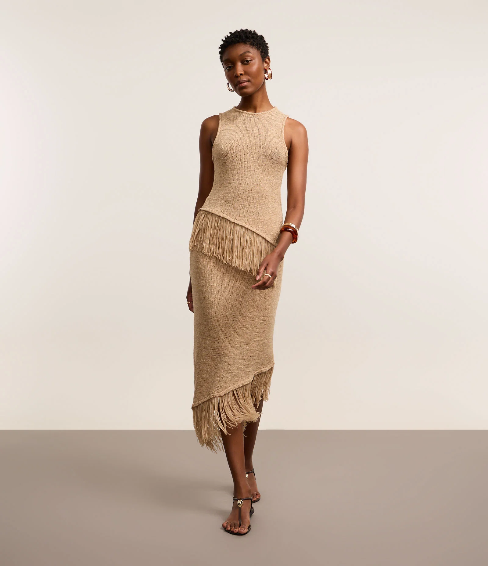 Saia Midi em Tricô e Barra Enviezada com Franjas Bege 1