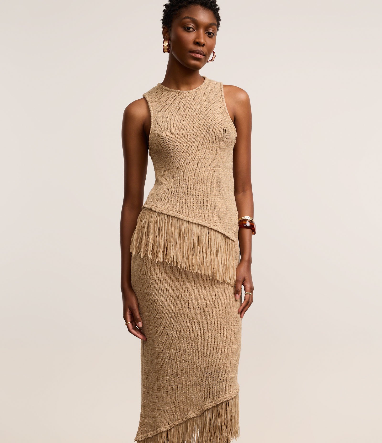 Saia Midi em Tricô e Barra Enviezada com Franjas Bege 2