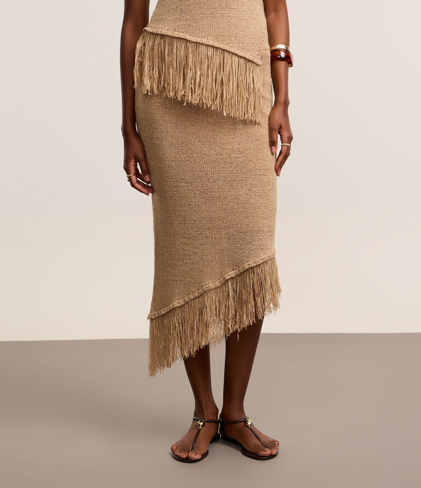 Saia Midi em Tricô e Barra Enviezada com Franjas Bege 3