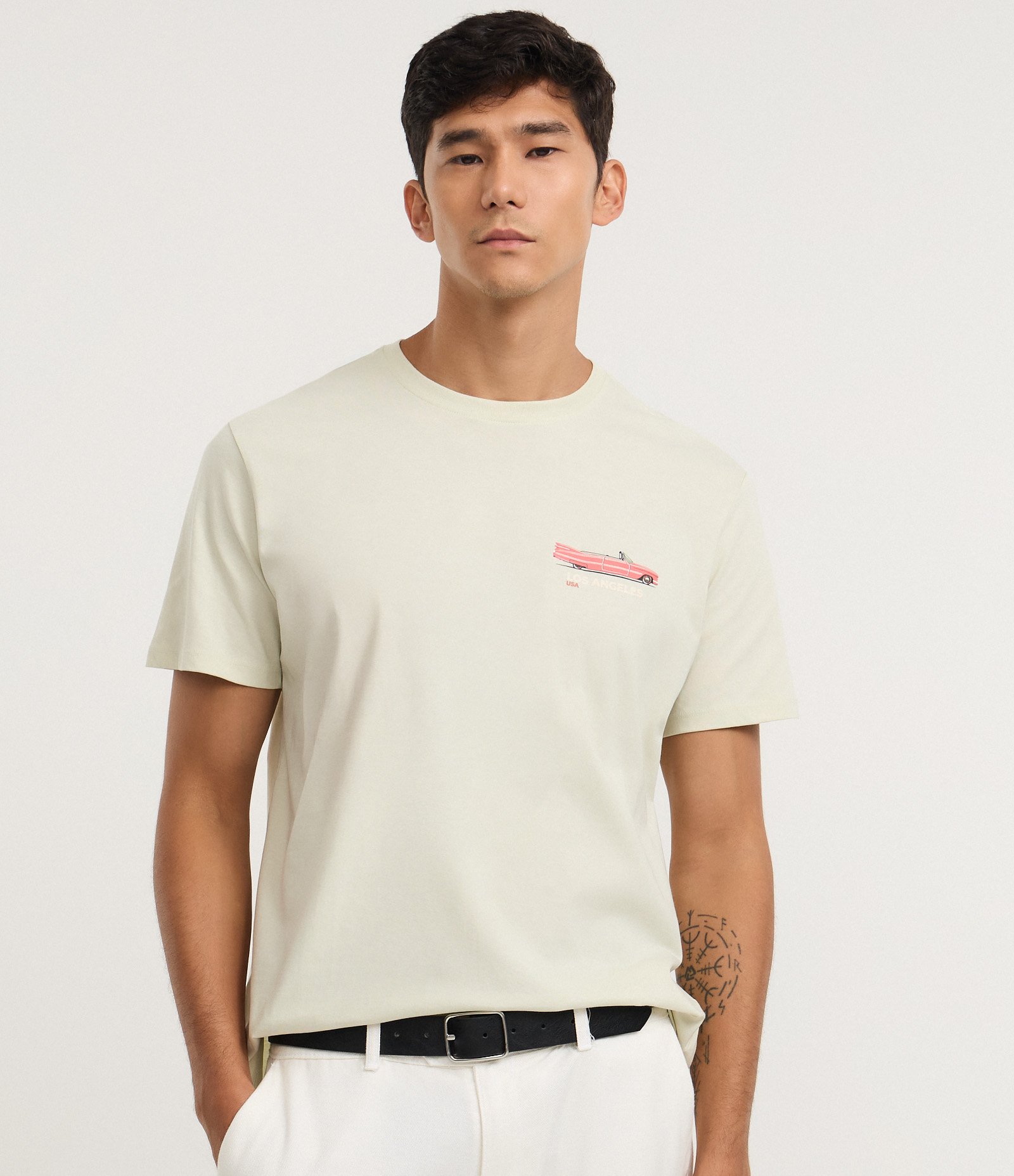 Camiseta Comfort em Algodão com Estampa de Carro e Lettering Los Angeles Verde claro 1