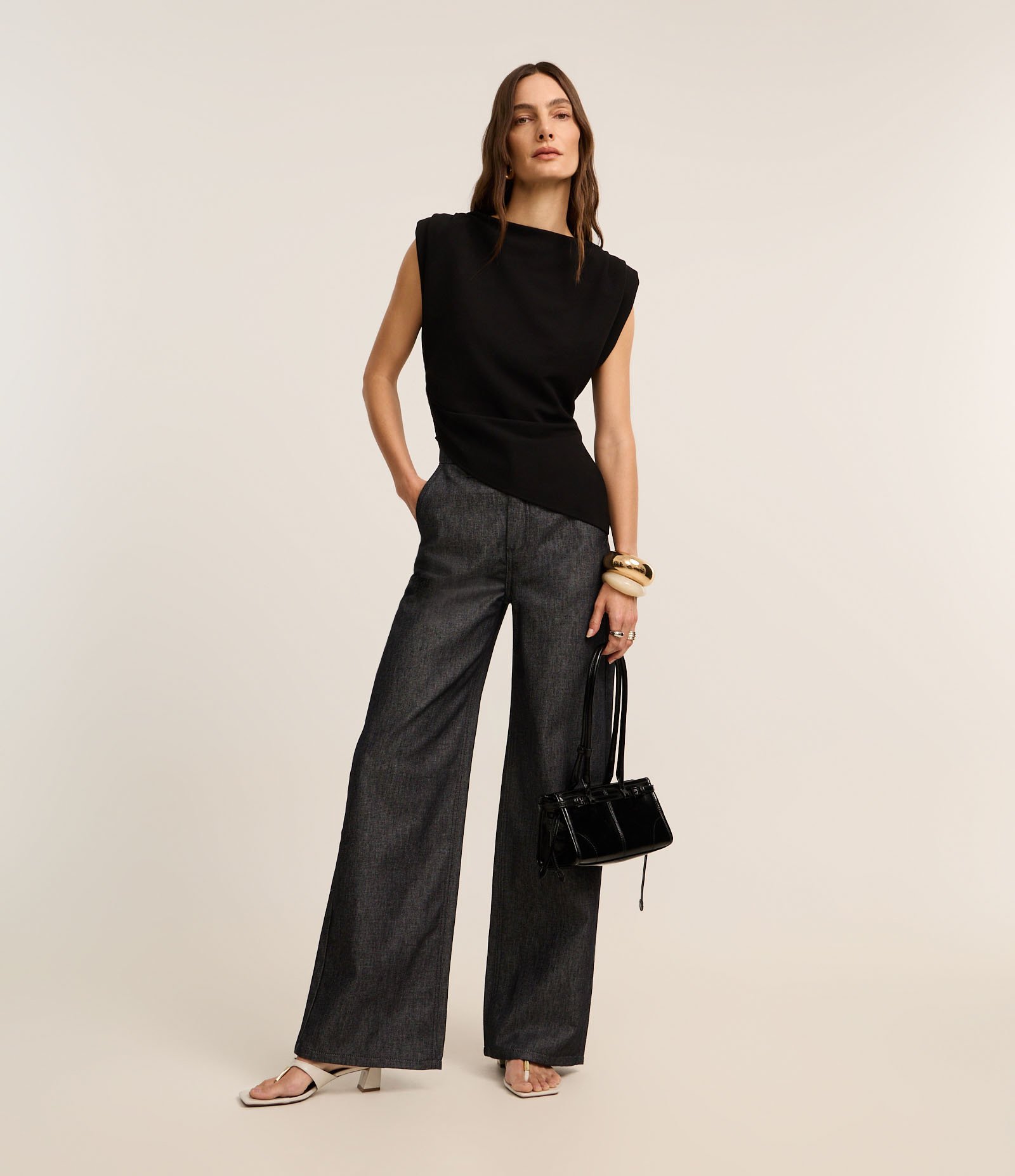 Blusa em Crepe com Pregas no Ombro e Ombreiras Preto 2