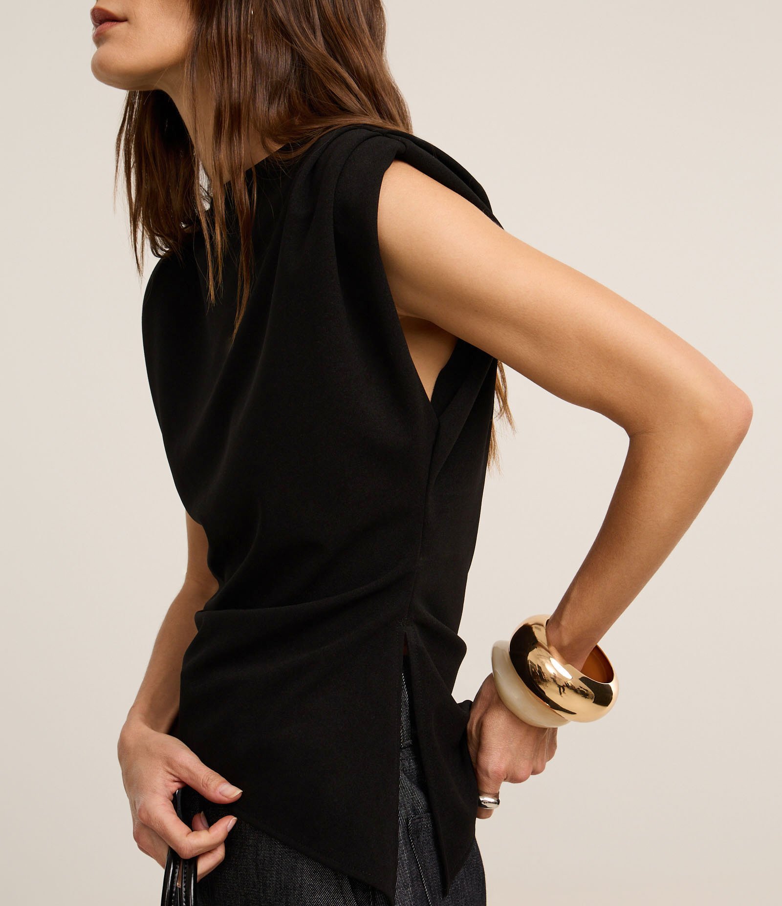 Blusa em Crepe com Pregas no Ombro e Ombreiras Preto 3