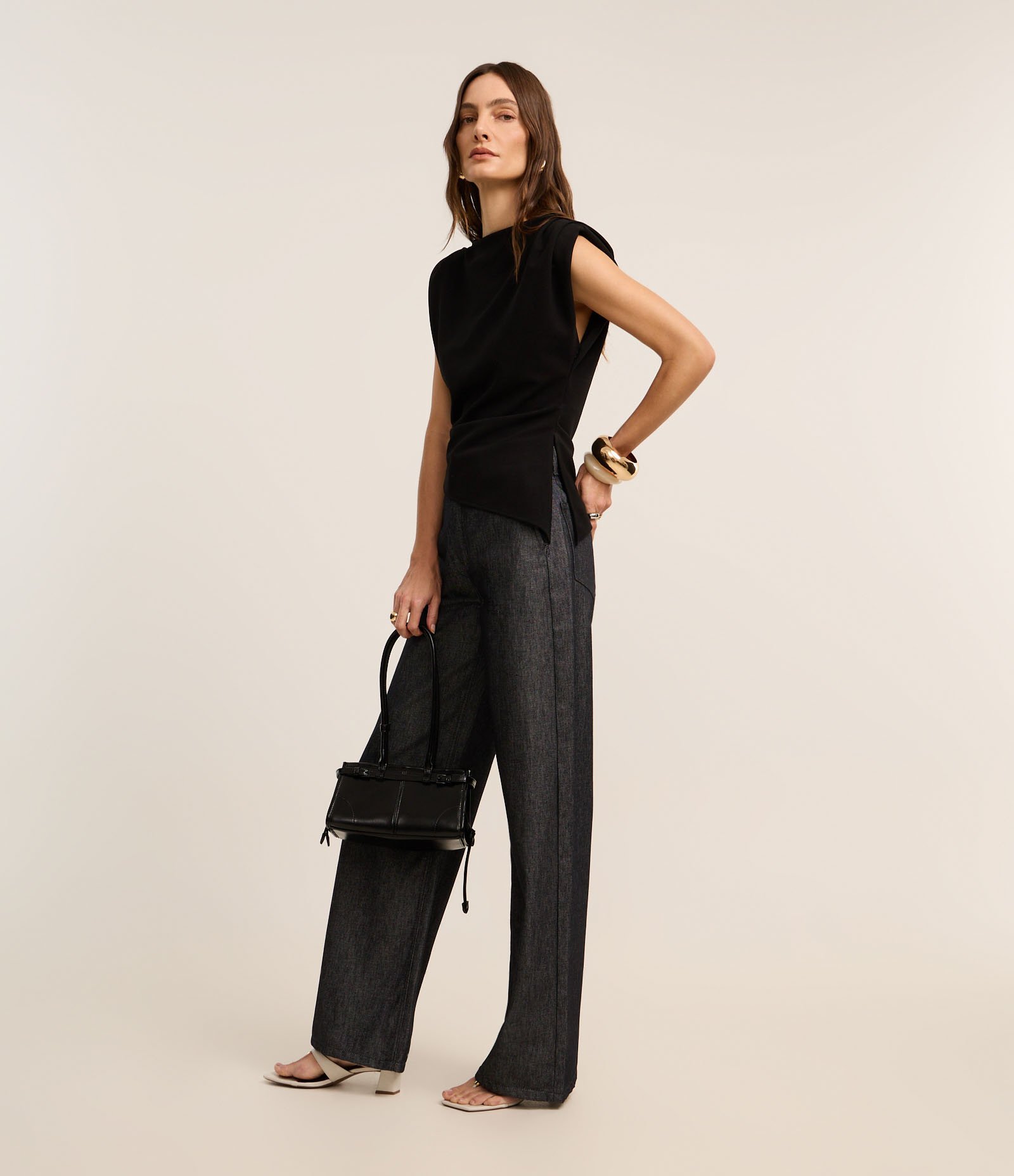 Blusa em Crepe com Pregas no Ombro e Ombreiras Preto 4