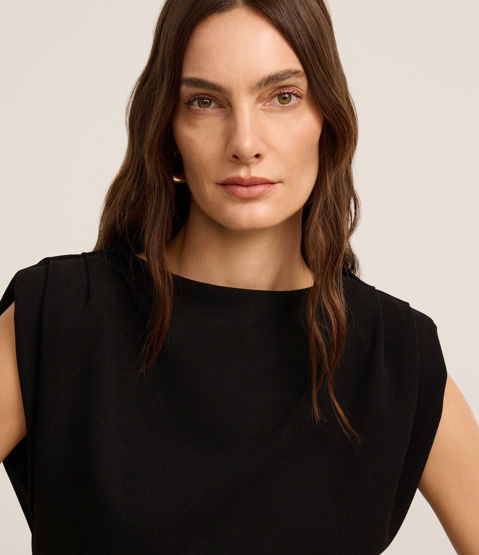 Blusa em Crepe com Pregas no Ombro e Ombreiras Preto 5