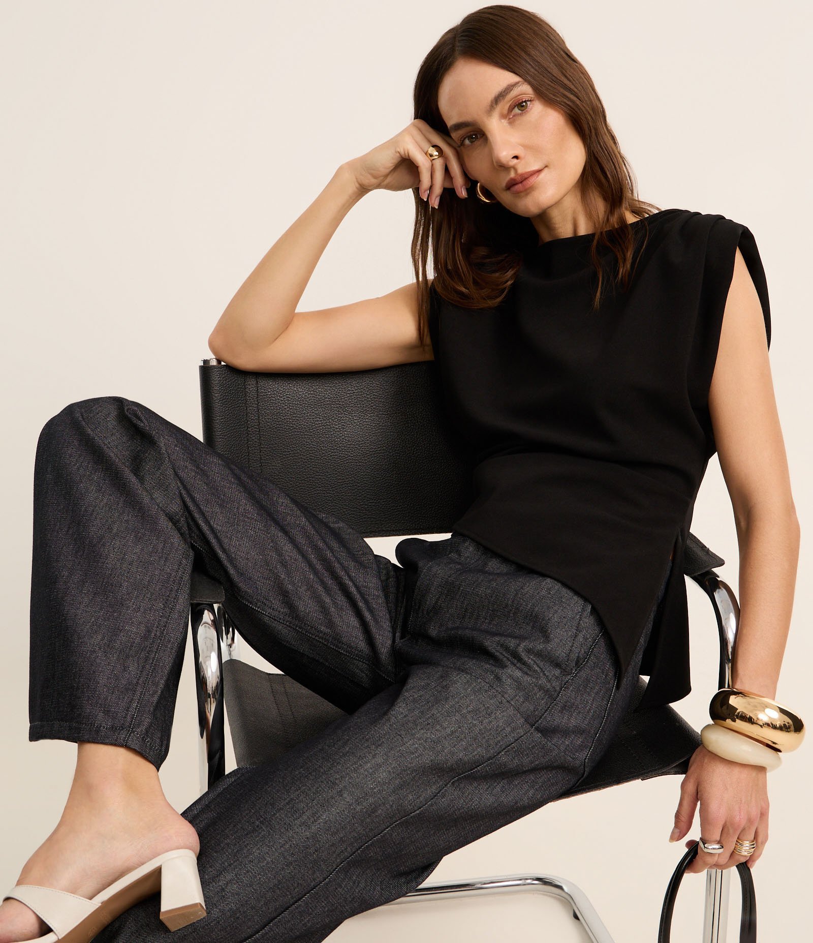 Blusa em Crepe com Pregas no Ombro e Ombreiras Preto 6