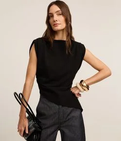 Blusa em Crepe com Pregas no Ombro e Ombreiras